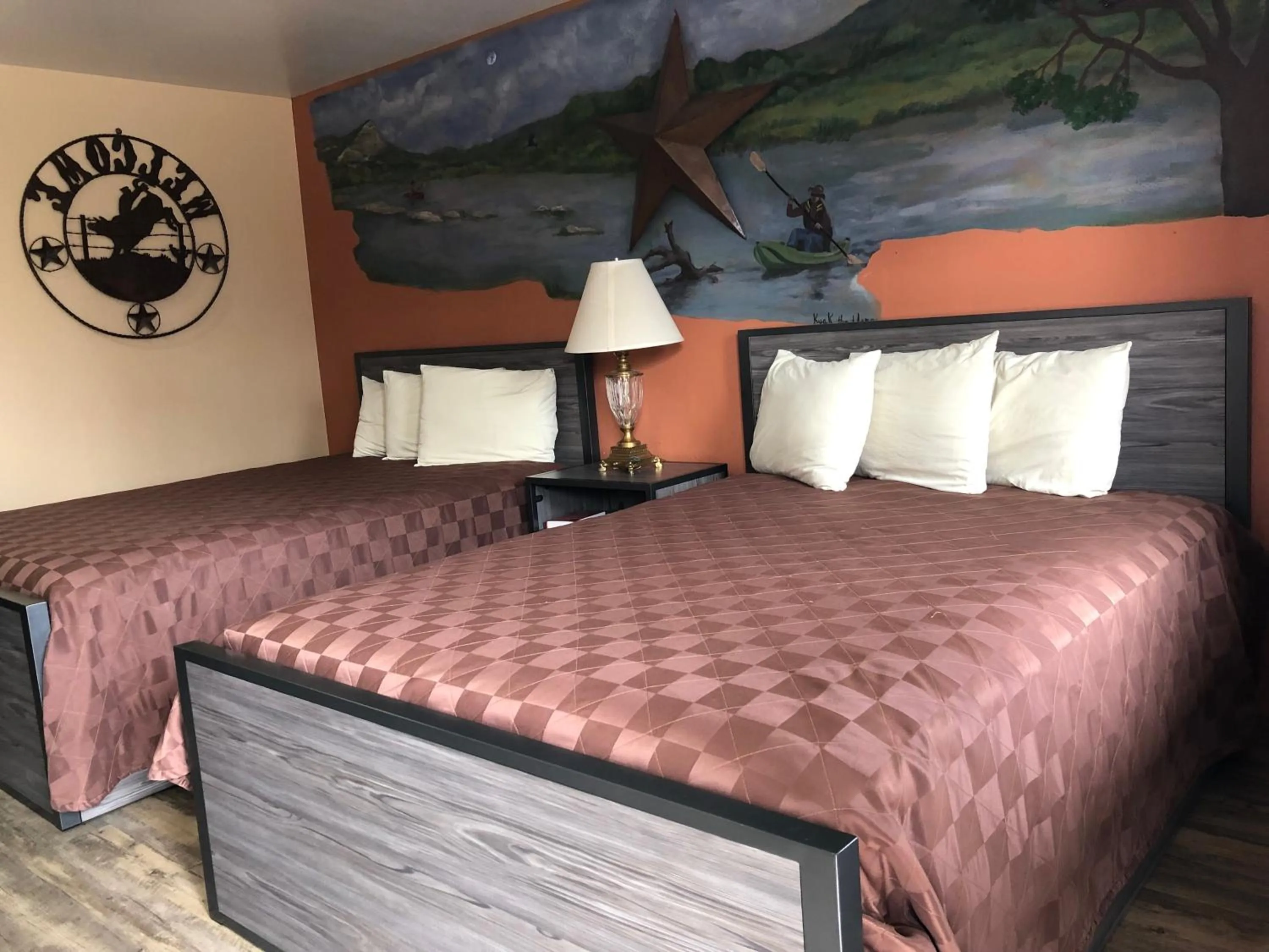 Bedroom, Bed in Americas Best Value Inn - Legend's Inn