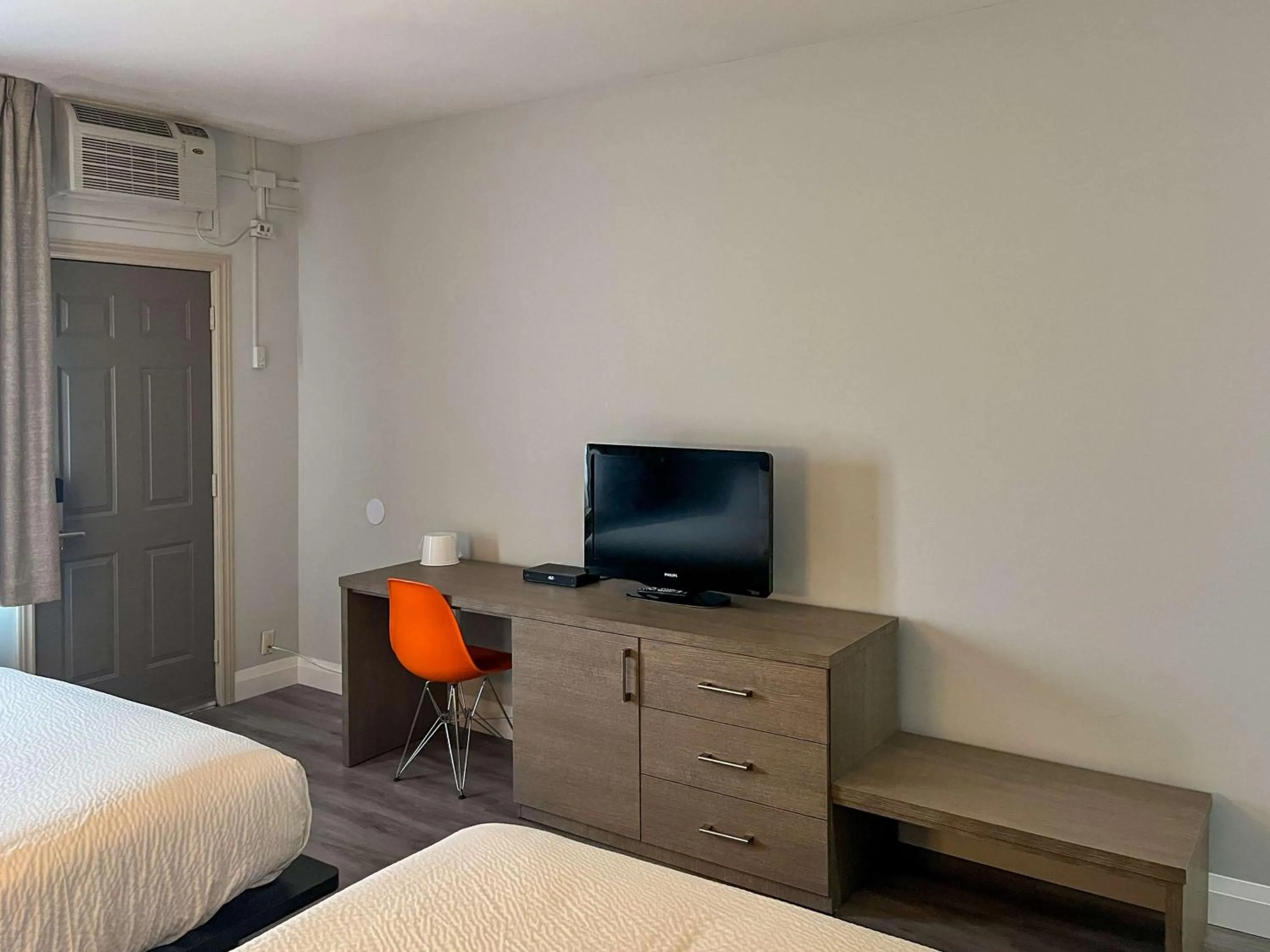 Bedroom, Bed in Motel 6 Sault Ste. Marie, ON