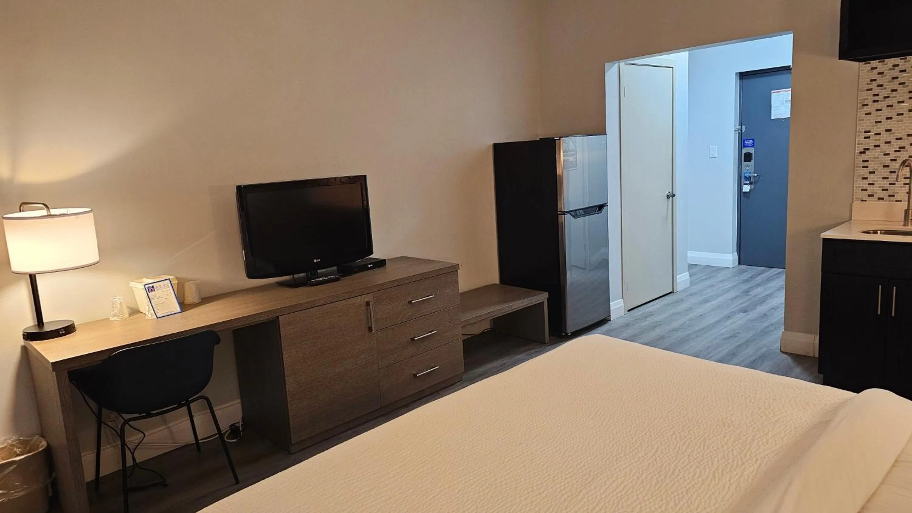 Photo of the whole room, Bed in Motel 6 Sault Ste. Marie, ON