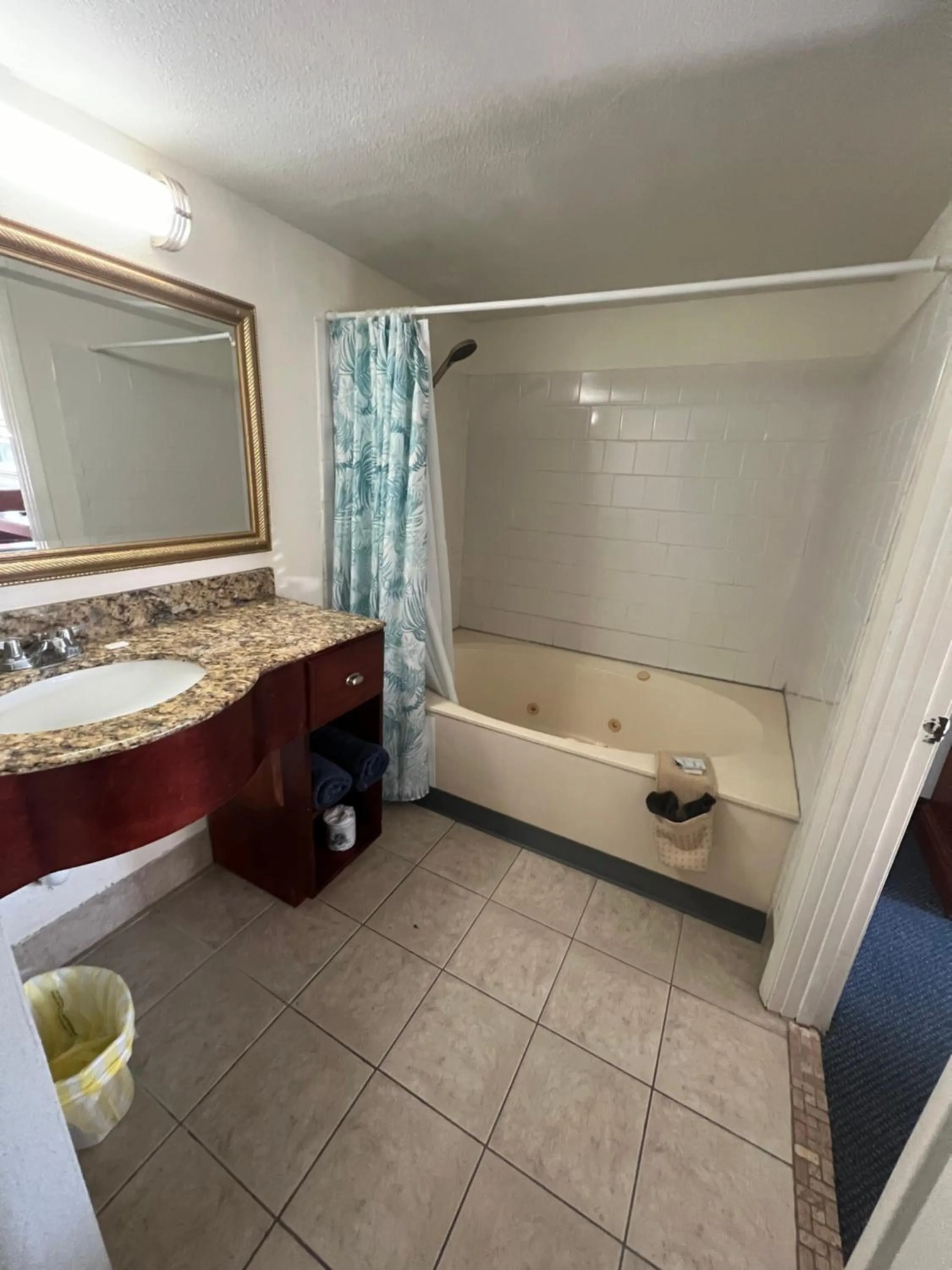 Shower in Jasmine Garden Inn - Lake City