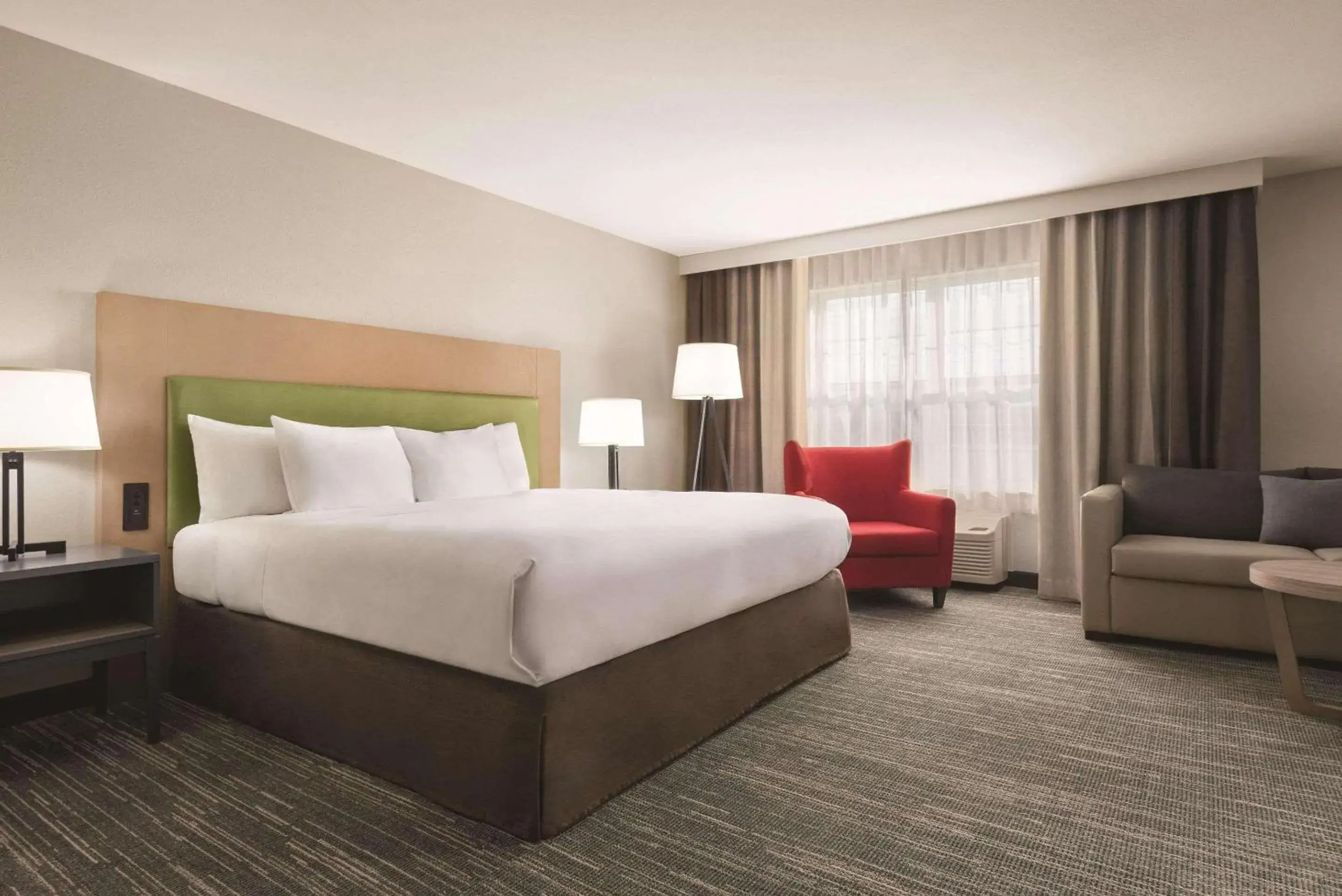 Bedroom, Bed in Country Inn & Suites by Radisson, Dubuque, IA Bedroom, Bed in Country Inn & Suites by Radisson, Dubuque, IA