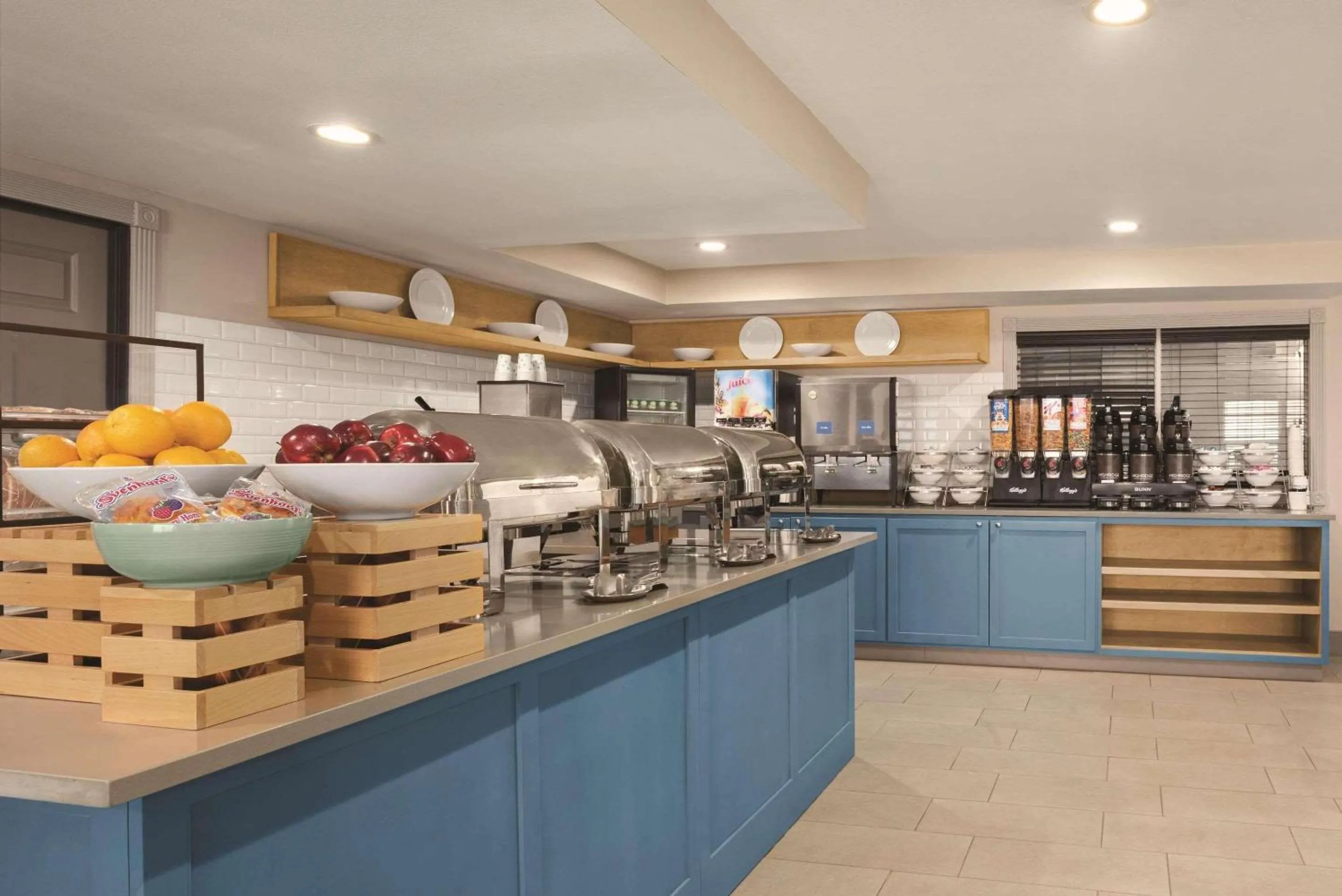 Breakfast in Country Inn & Suites by Radisson, Dubuque, IA