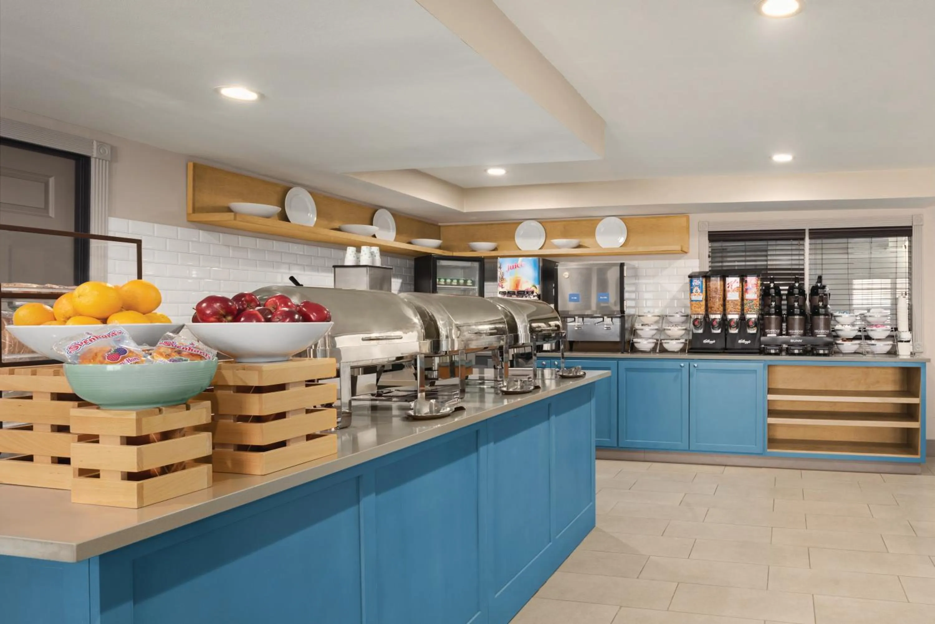 Food and drinks in Country Inn & Suites by Radisson, Dubuque, IA