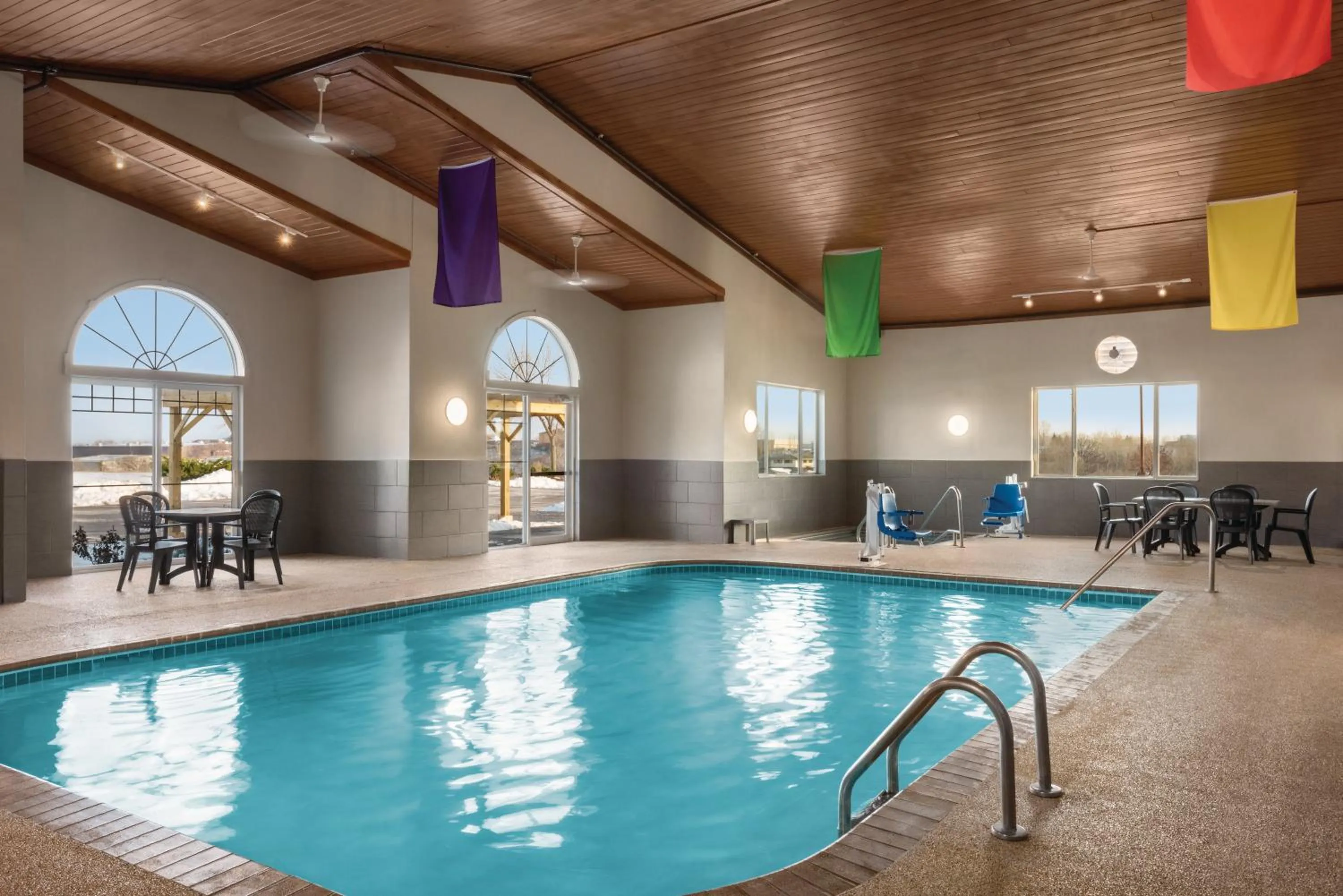 Swimming pool in Country Inn & Suites by Radisson, Dubuque, IA