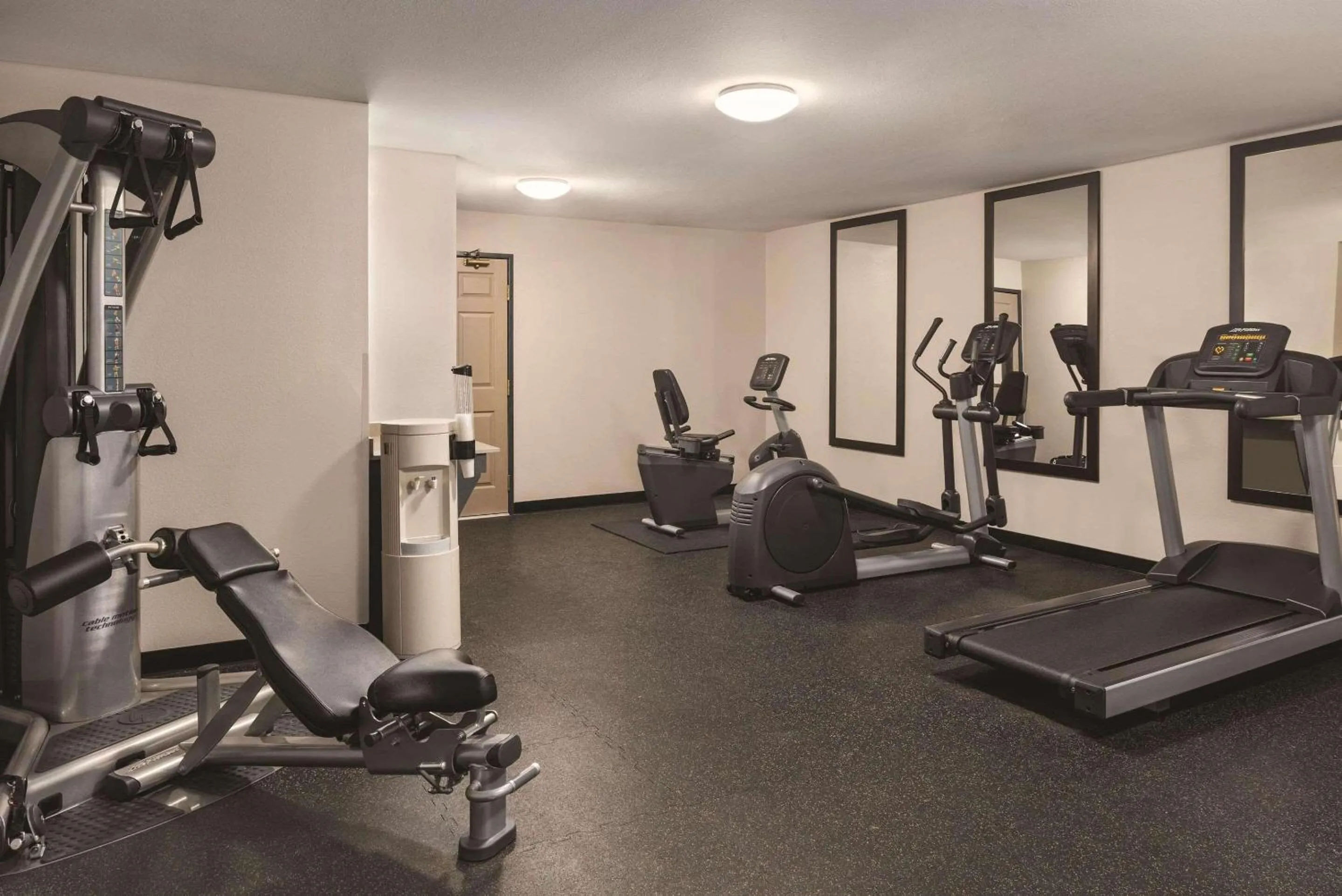 Fitness centre/facilities in Country Inn & Suites by Radisson, Dubuque, IA