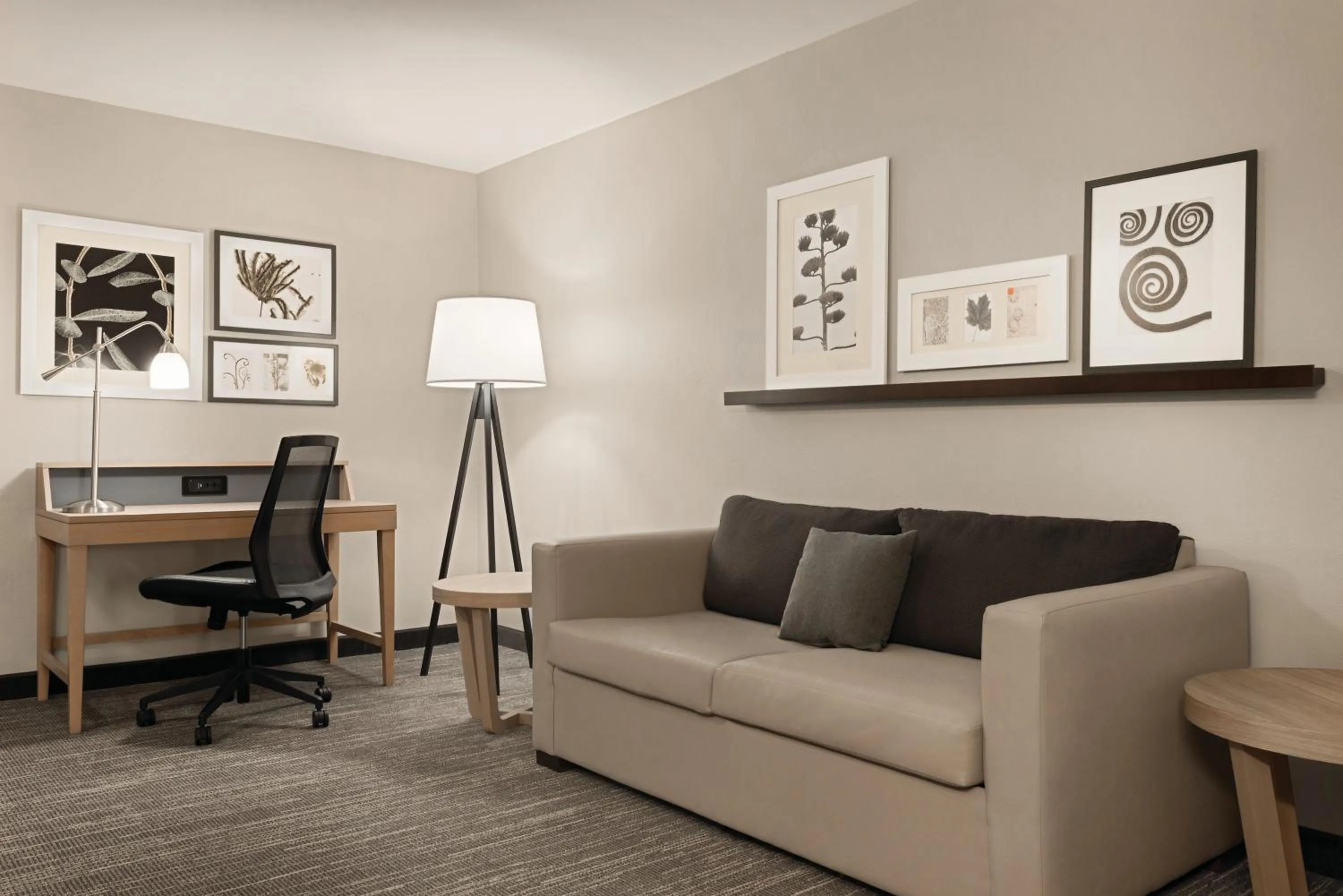Seating area in Country Inn & Suites by Radisson, Dubuque, IA