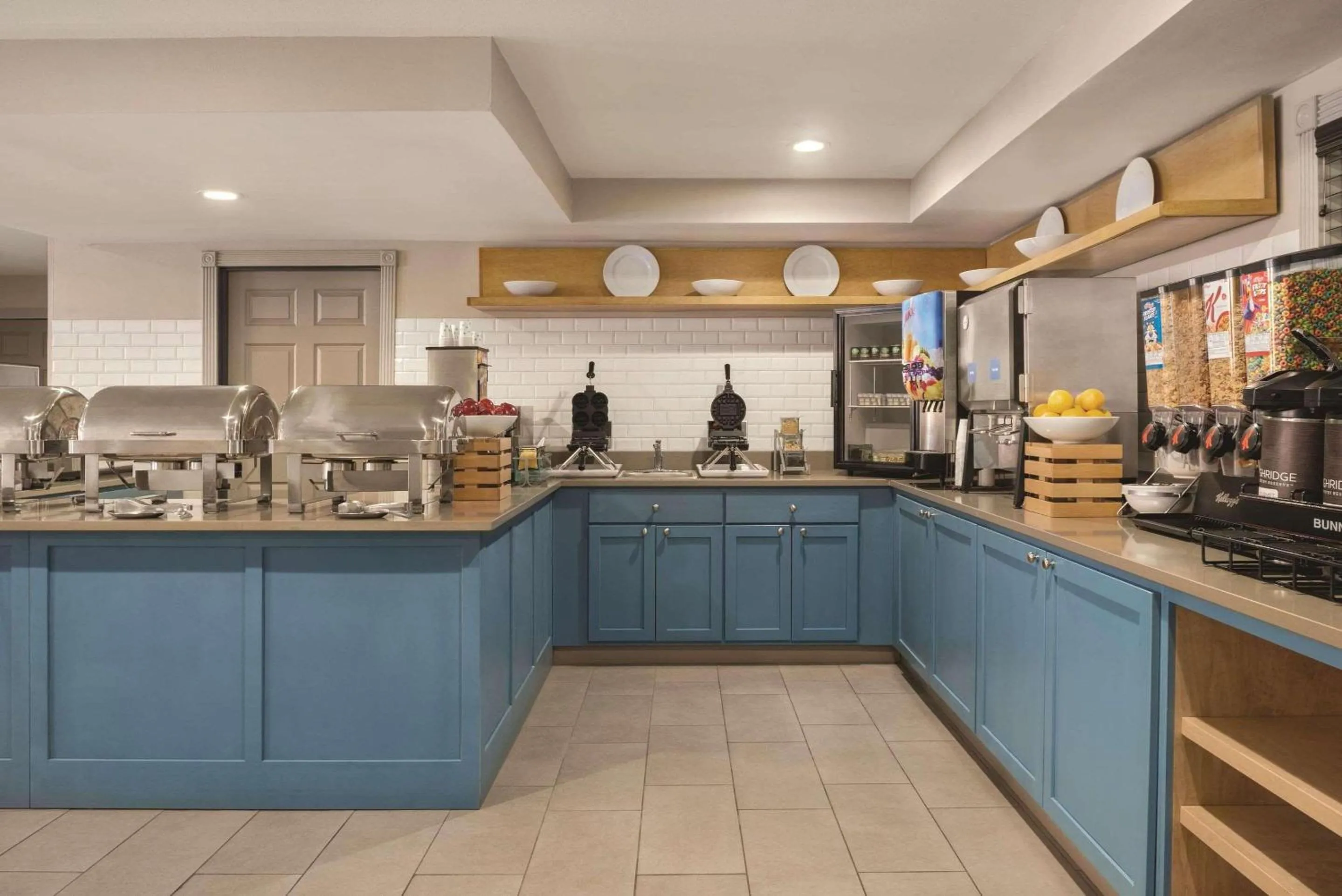 Breakfast in Country Inn & Suites by Radisson, Dubuque, IA