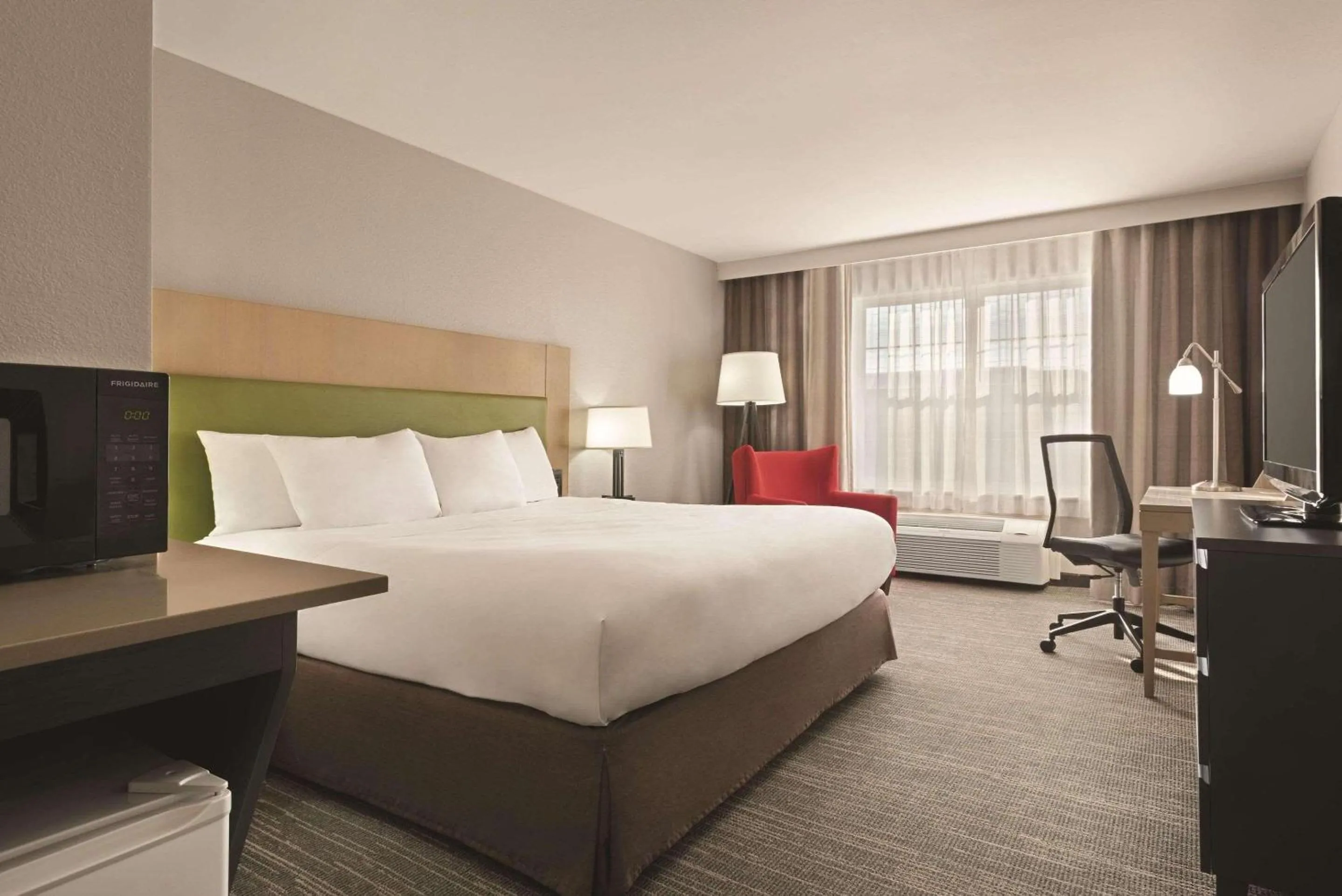 Bedroom, Bed in Country Inn & Suites by Radisson, Dubuque, IA