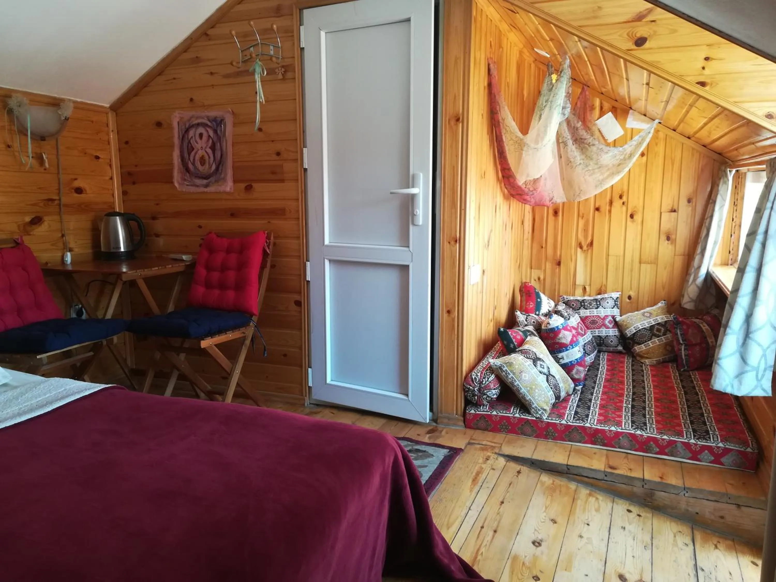 Seating area, Bed in Three Gracia