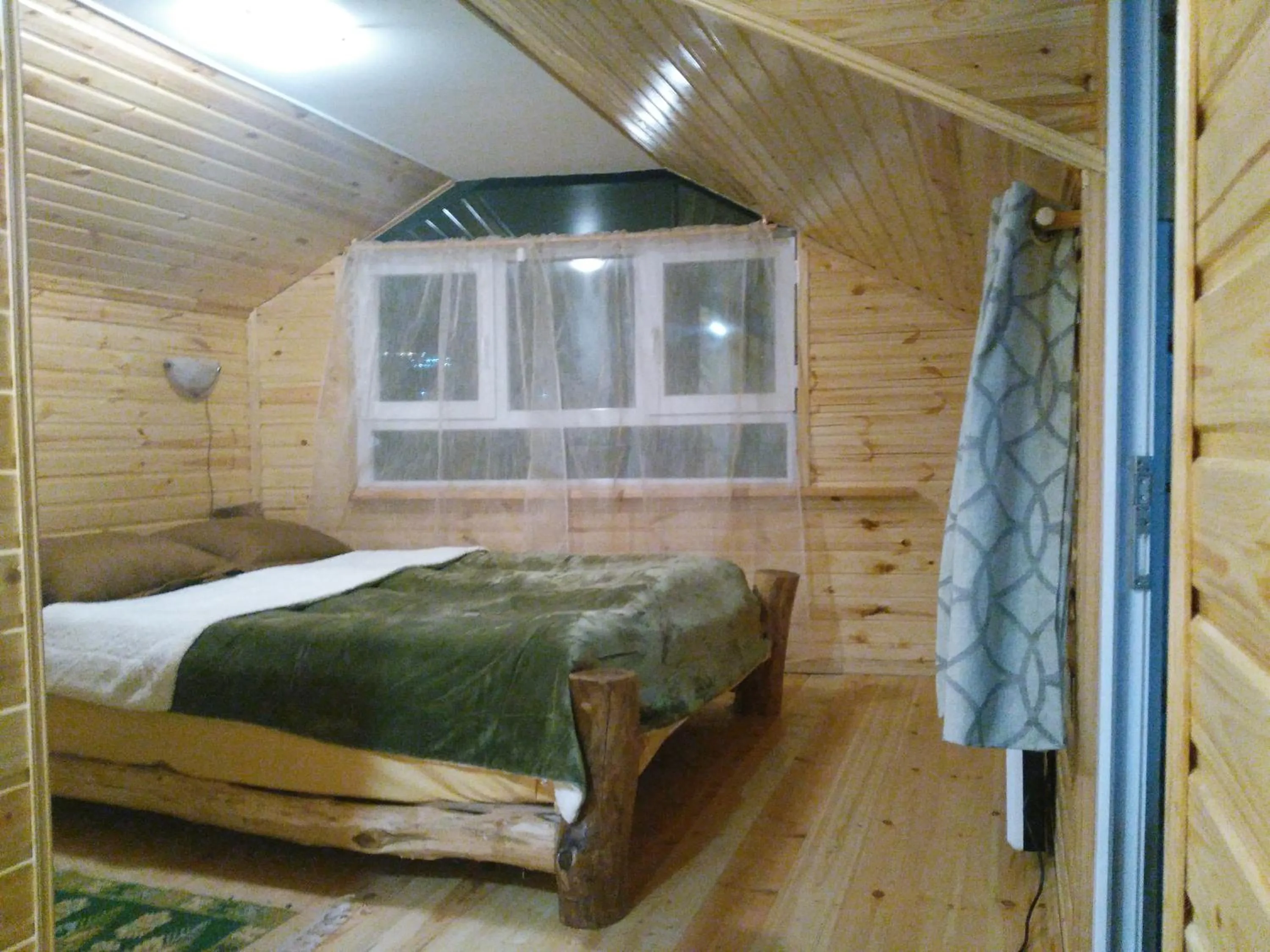 bunk bed, Bed in Three Gracia