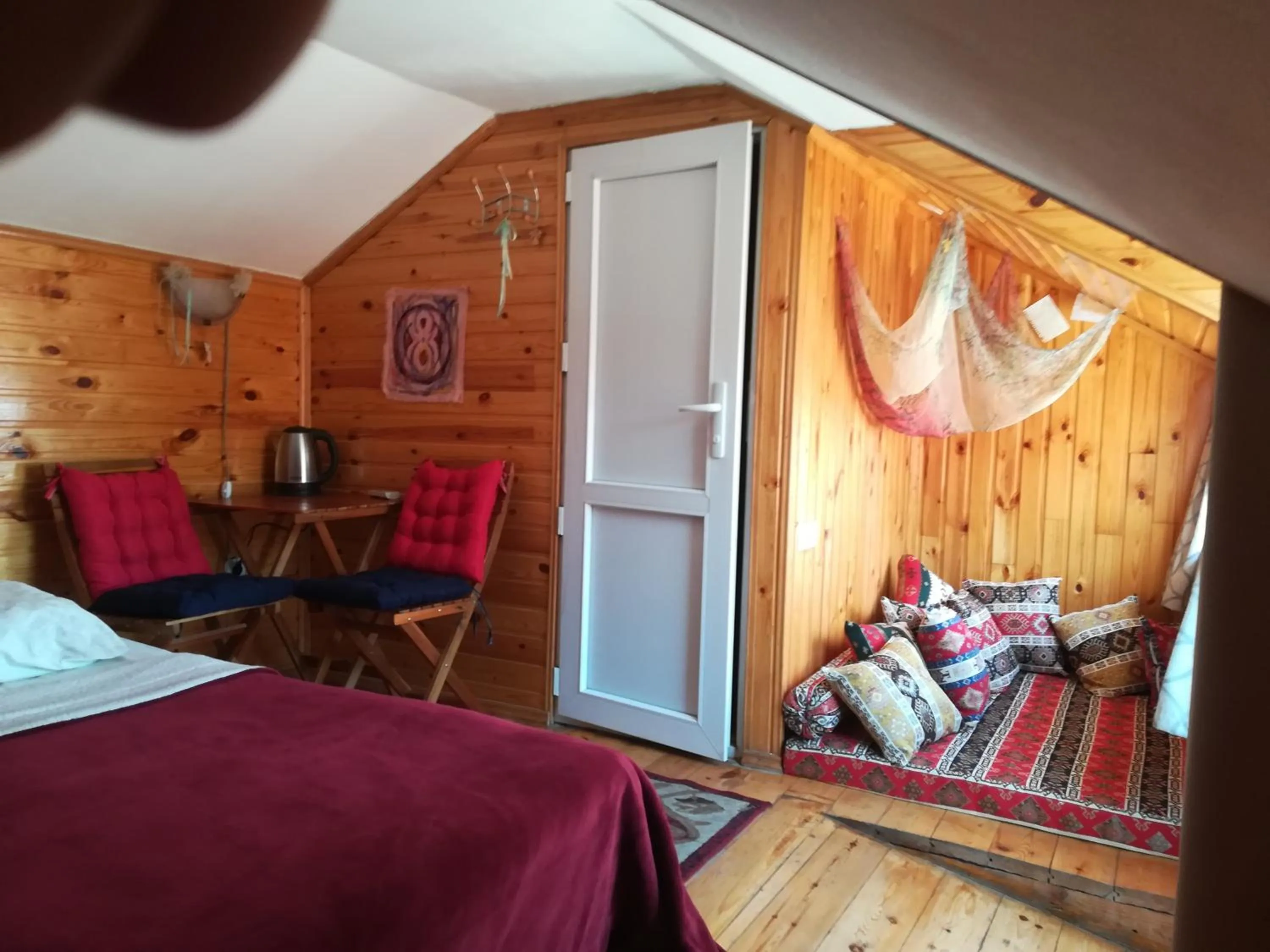 Photo of the whole room, Bed in Three Gracia