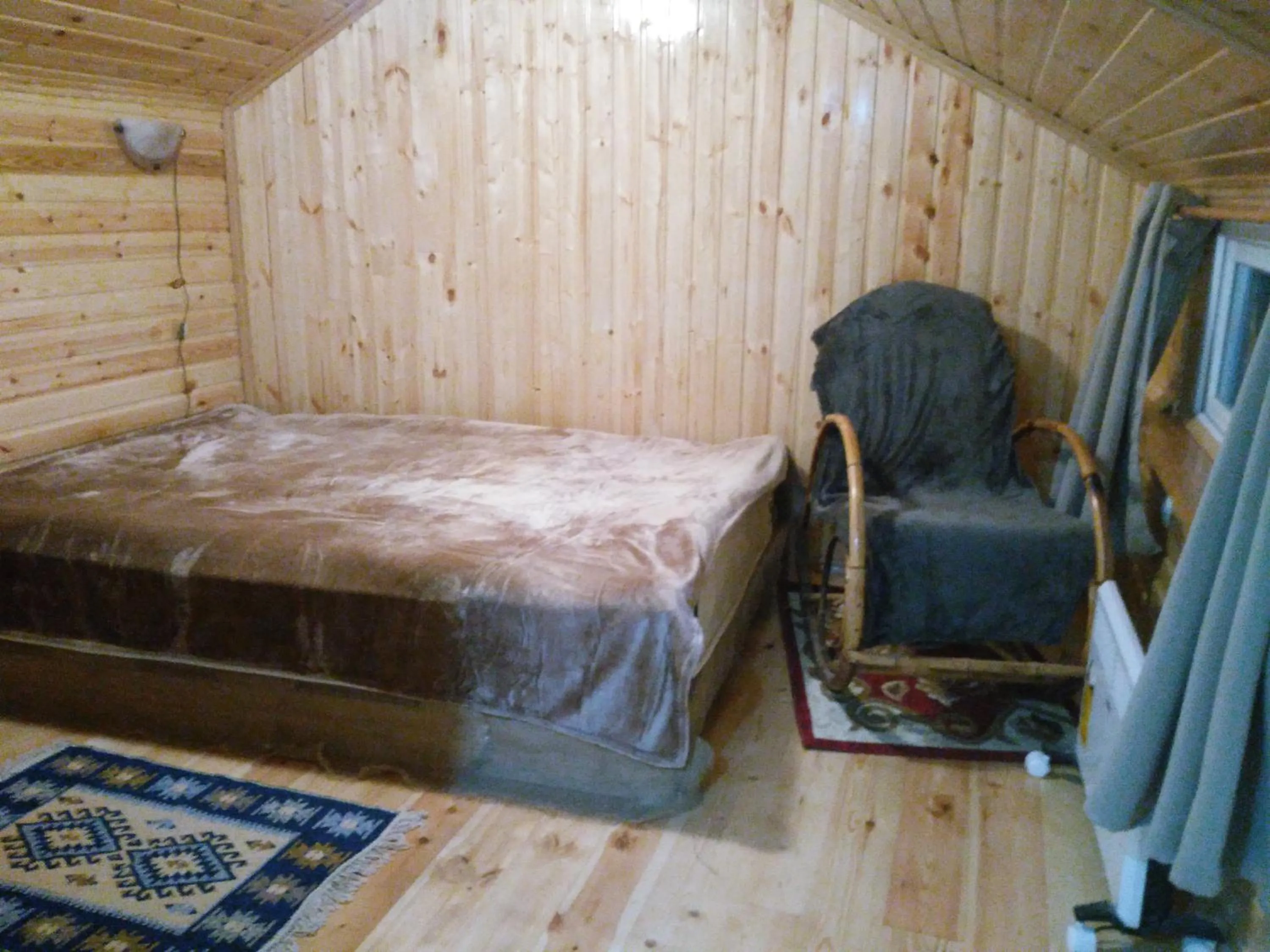 Seating area, Bed in Three Gracia