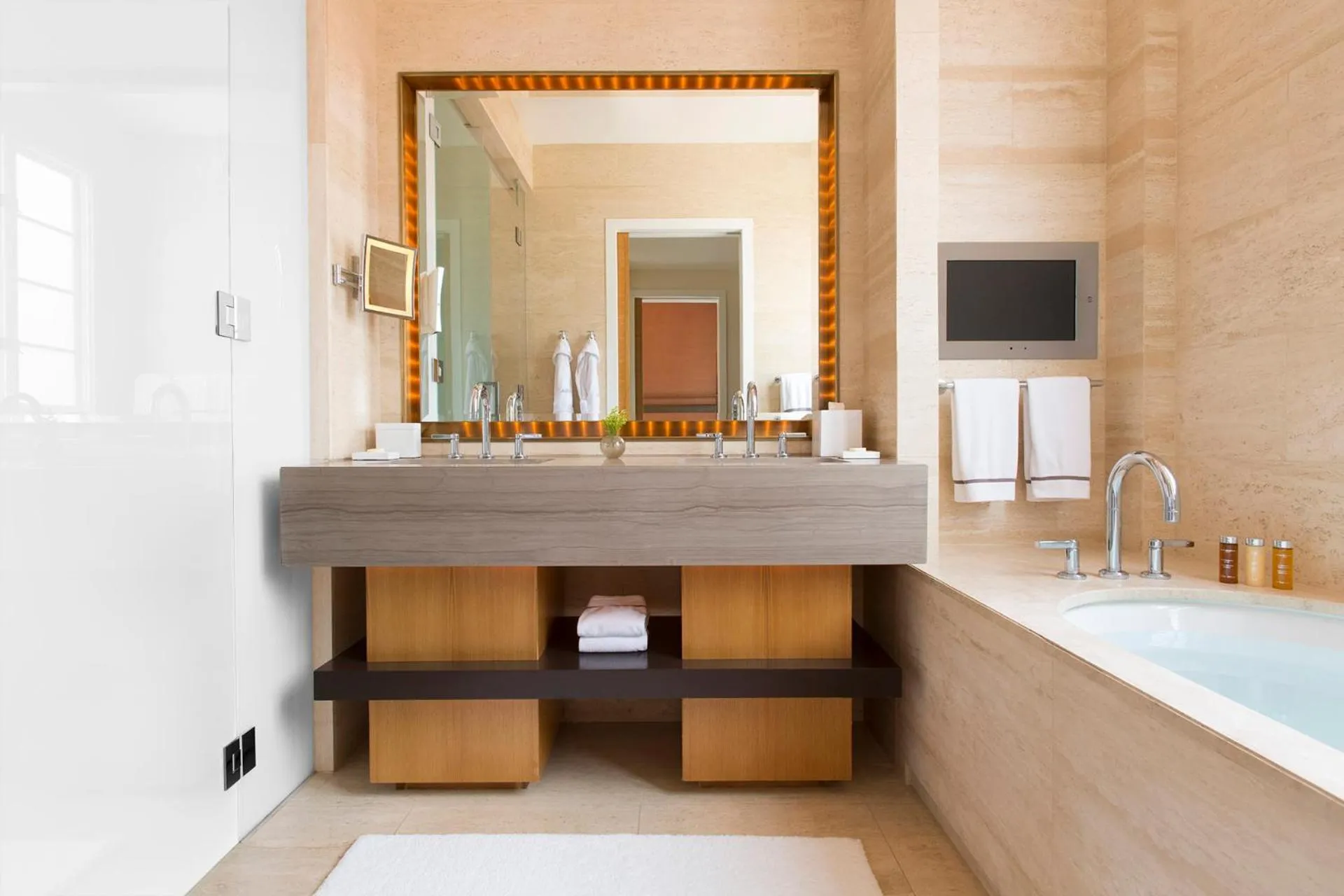 Bathroom in Hotel Bel-Air - Dorchester Collection