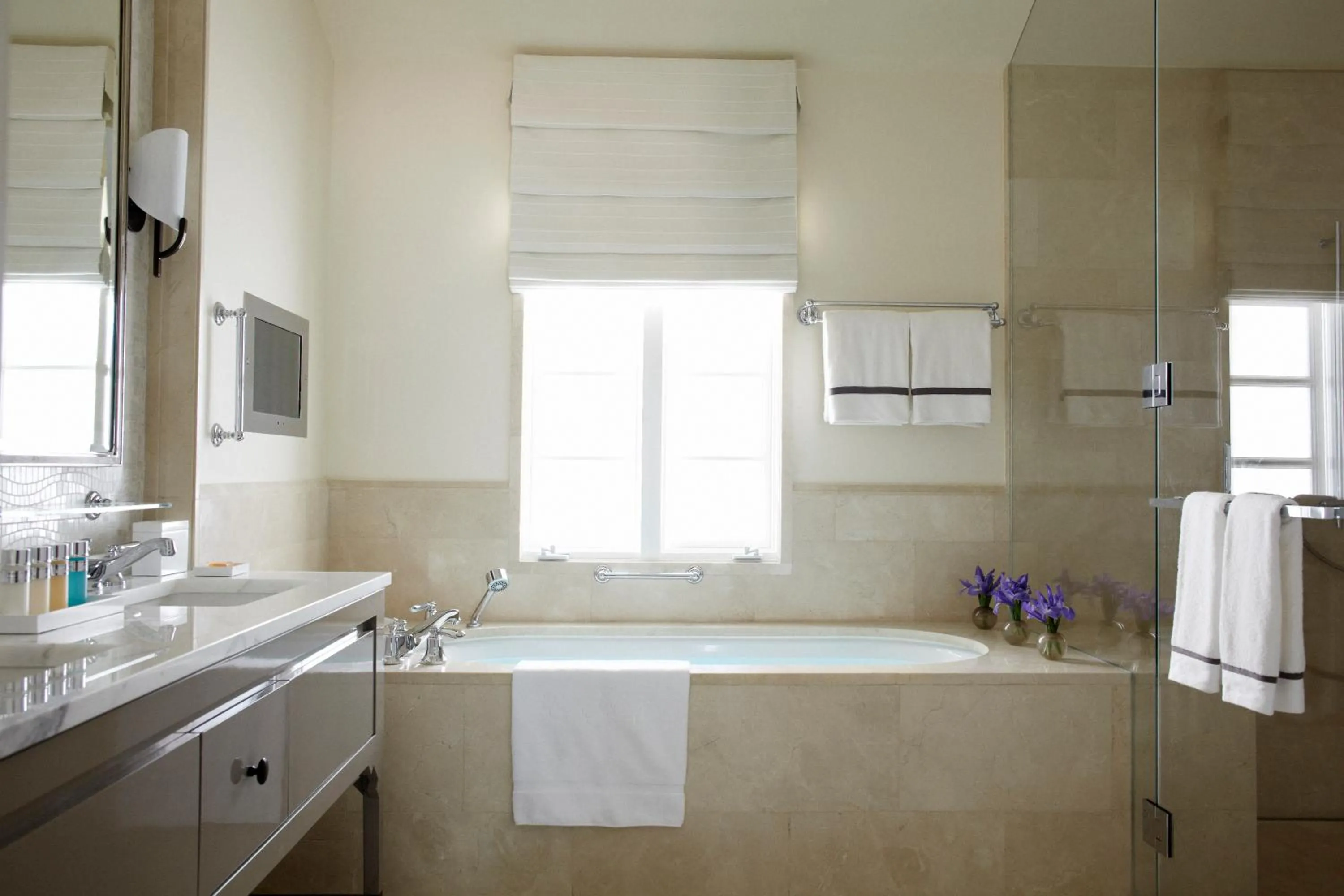 Bathroom in Hotel Bel-Air - Dorchester Collection