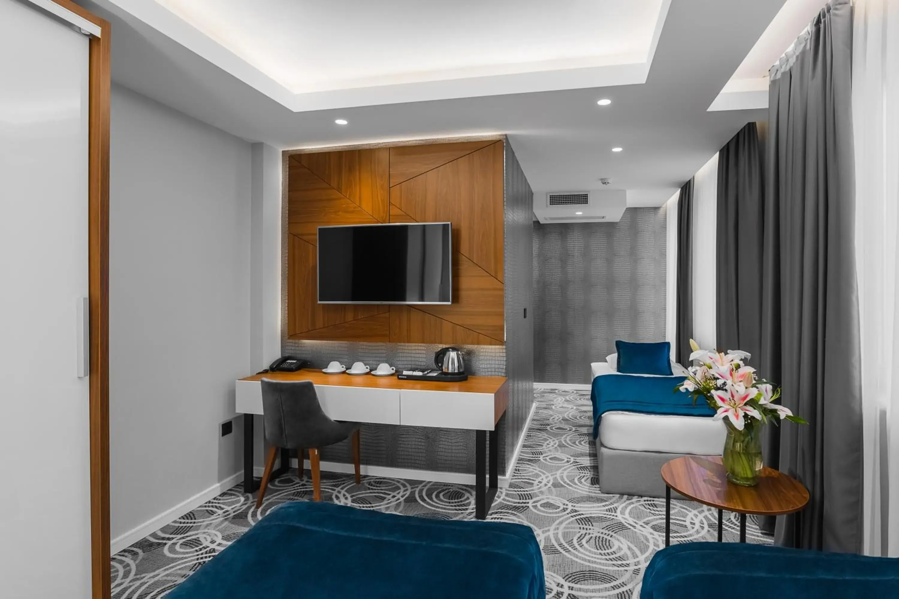 Family Room with Free Parking in Sky Hotel Family Room with Free Parking in Sky Hotel