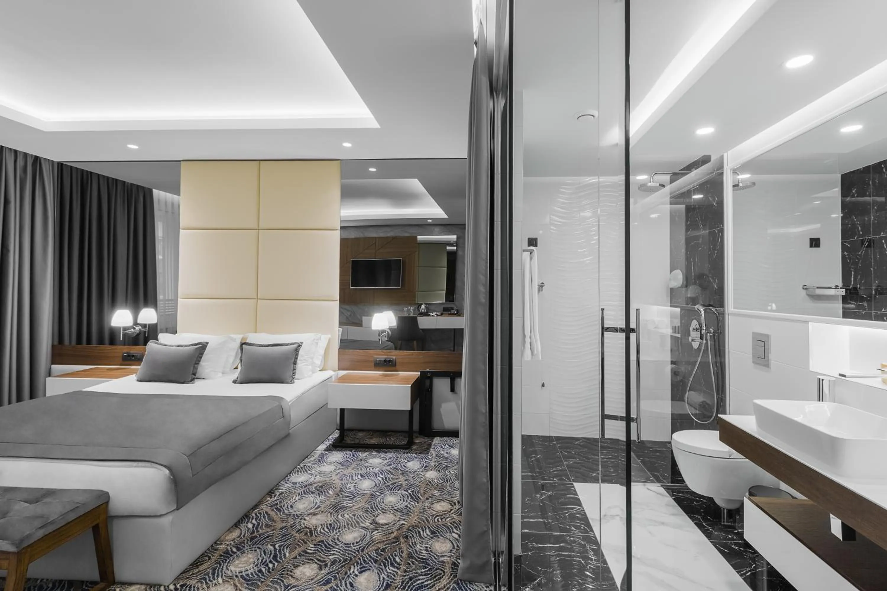 Shower, Bed in Sky Hotel