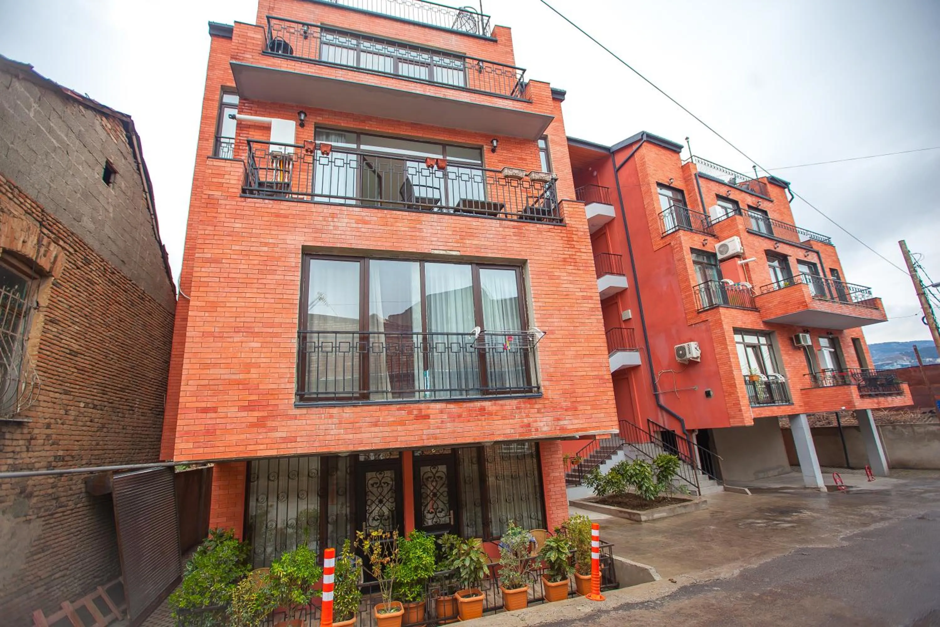 Facade/entrance in Lebu Apartment TBS