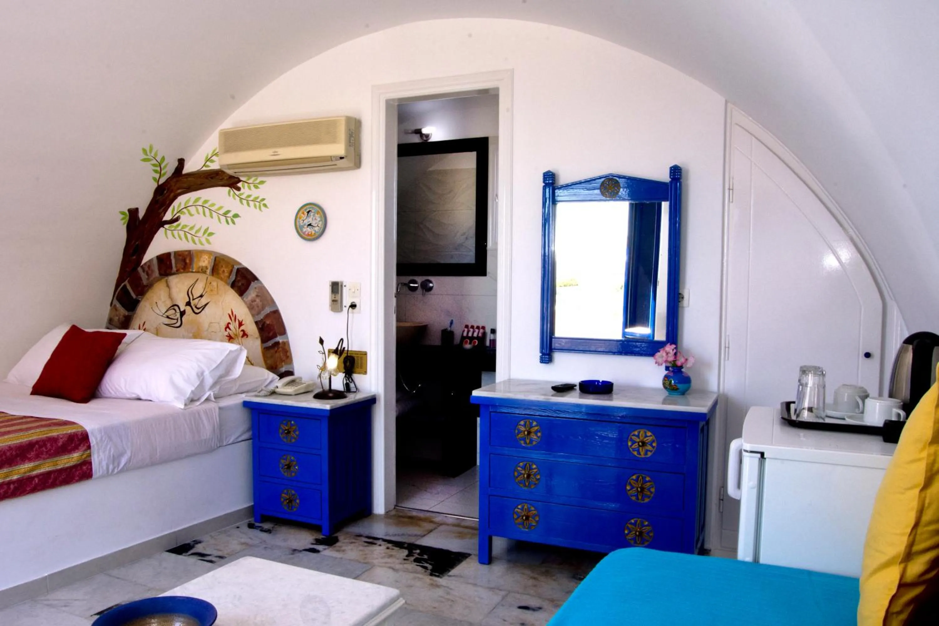 Photo of the whole room, Bed in Black Sandy Beach