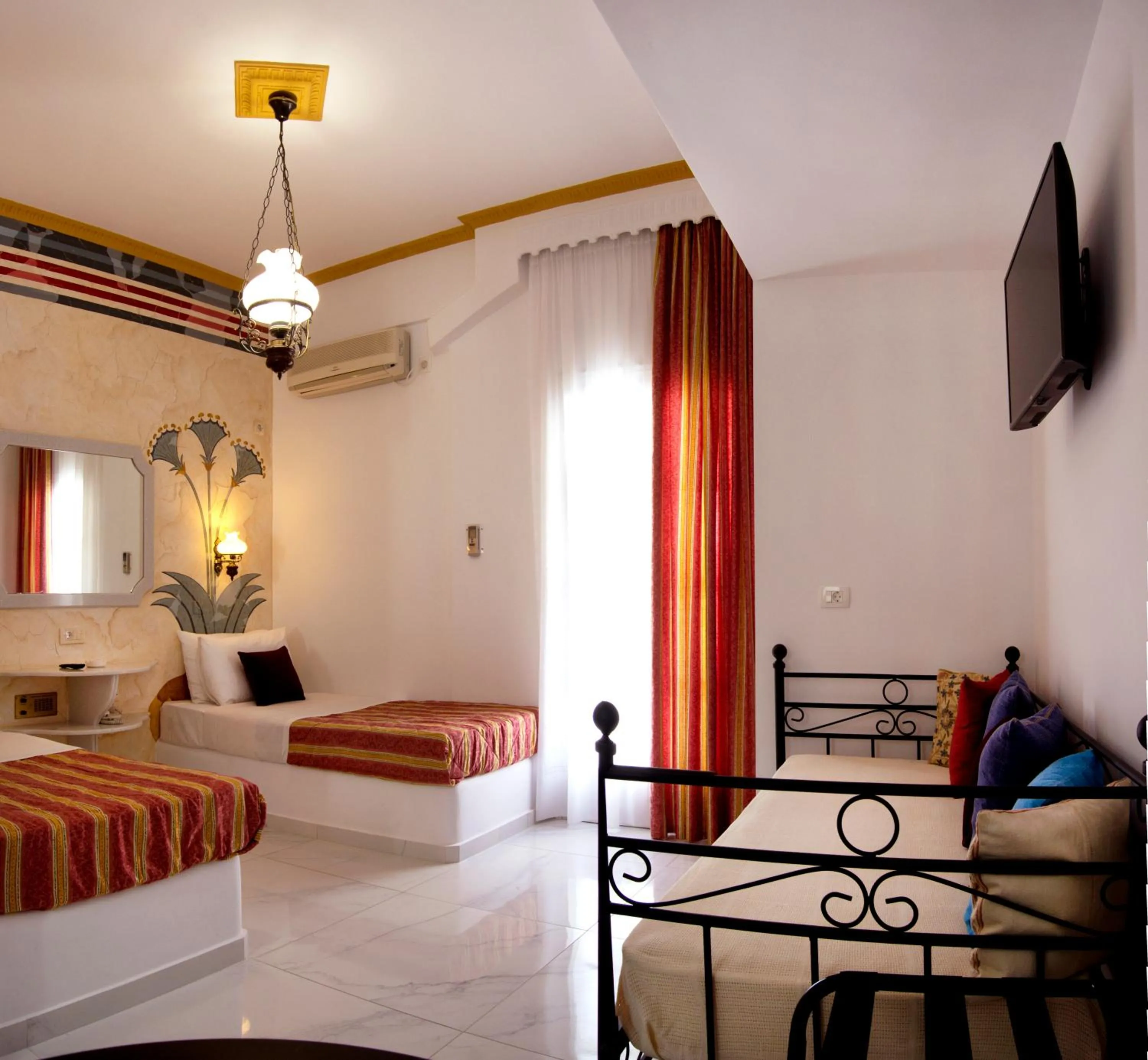 Photo of the whole room, Bed in Black Sandy Beach