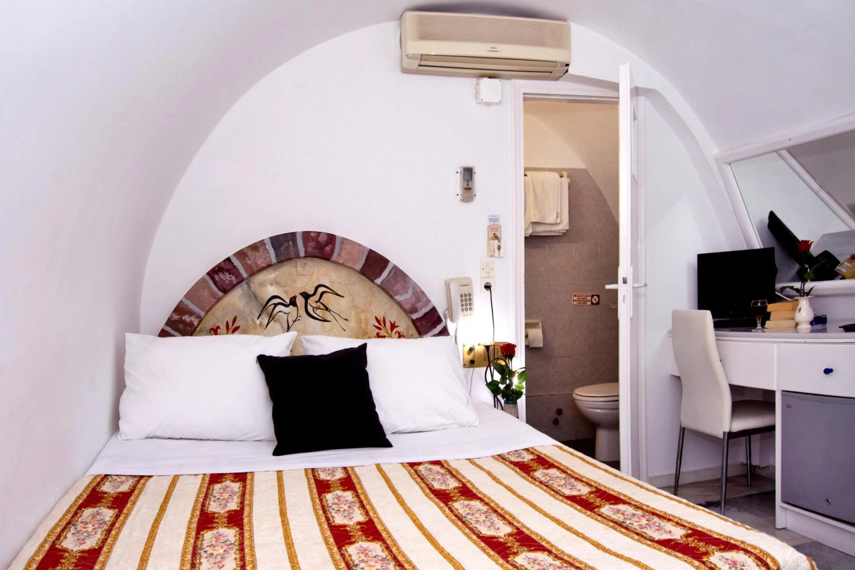 Photo of the whole room, Bed in Black Sandy Beach