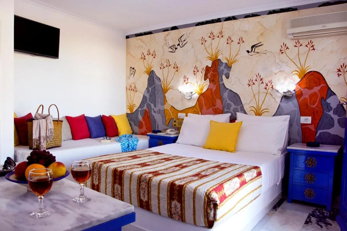 Photo of the whole room, Bed in Black Sandy Beach