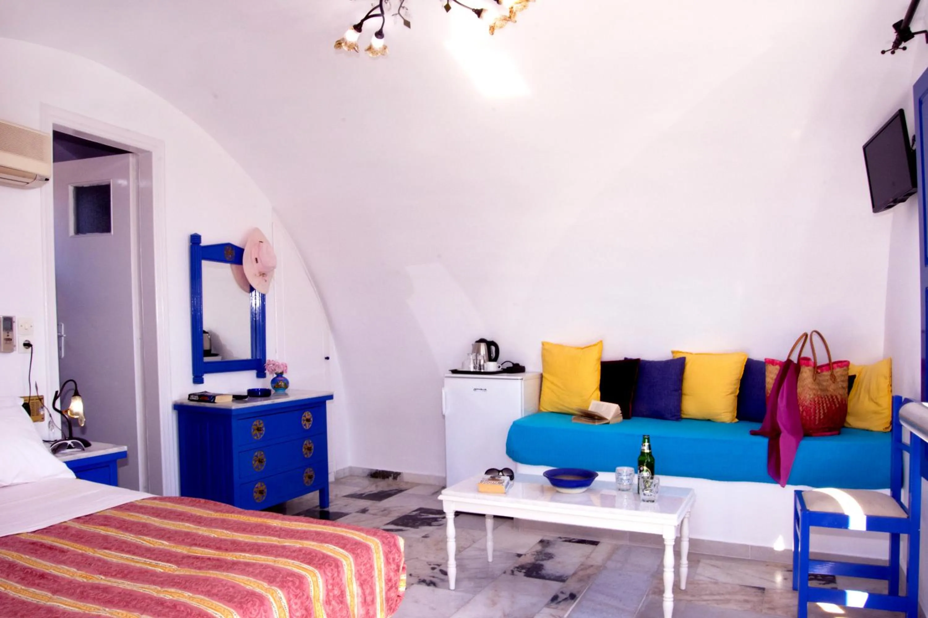 Photo of the whole room, Bed in Black Sandy Beach