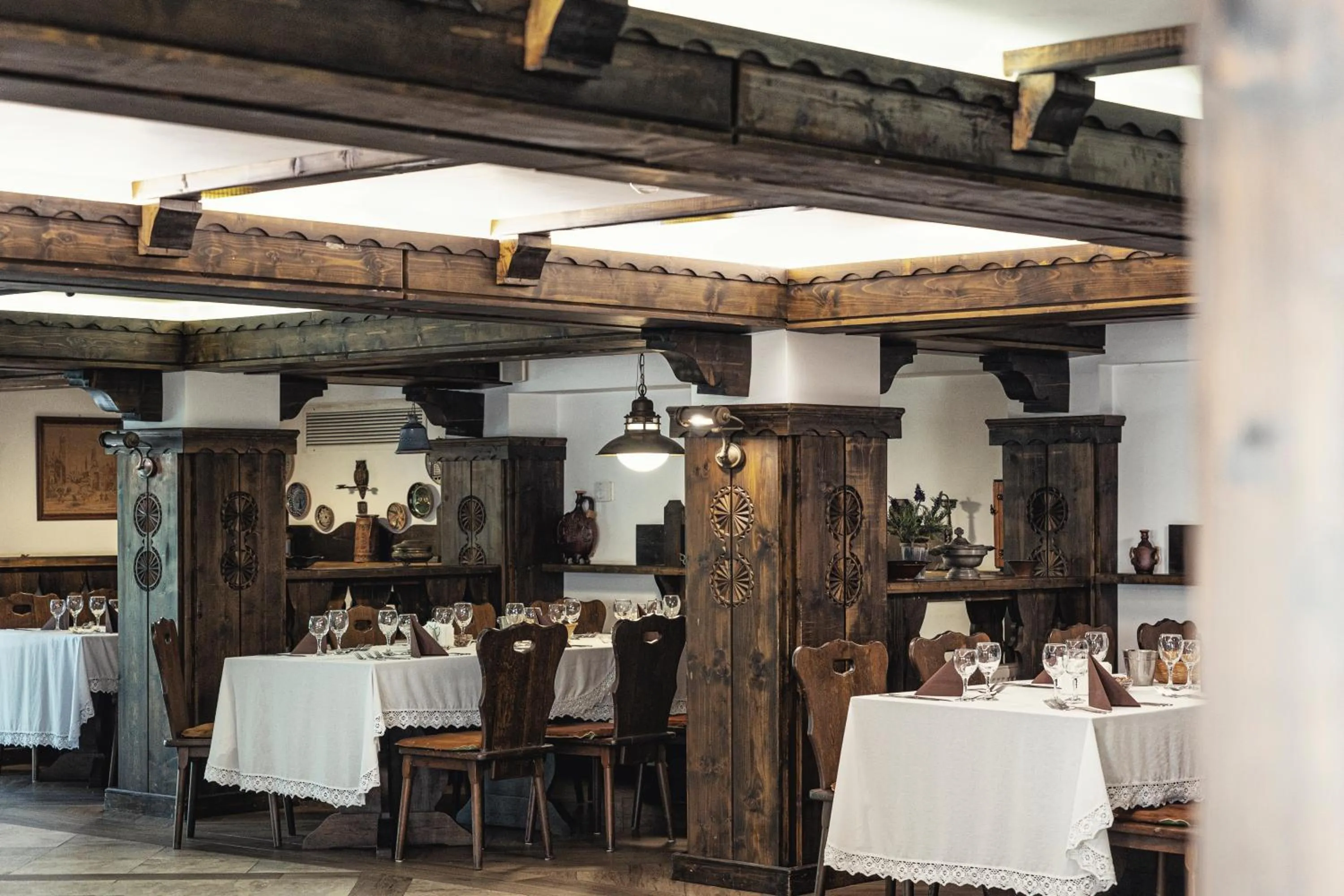 Restaurant/places to eat in Hotel Cornul Vanatorului