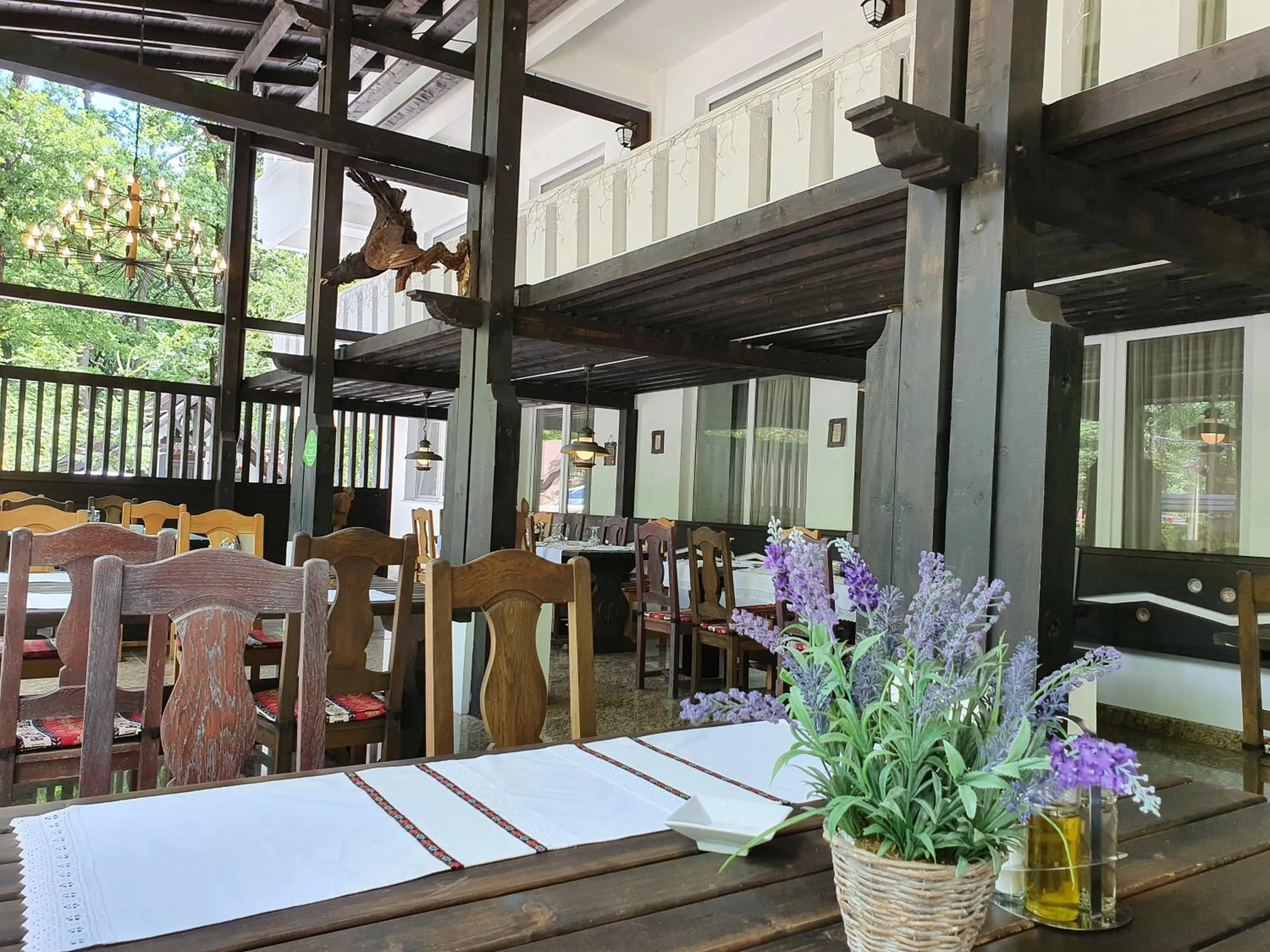 Restaurant/places to eat in Hotel Cornul Vanatorului