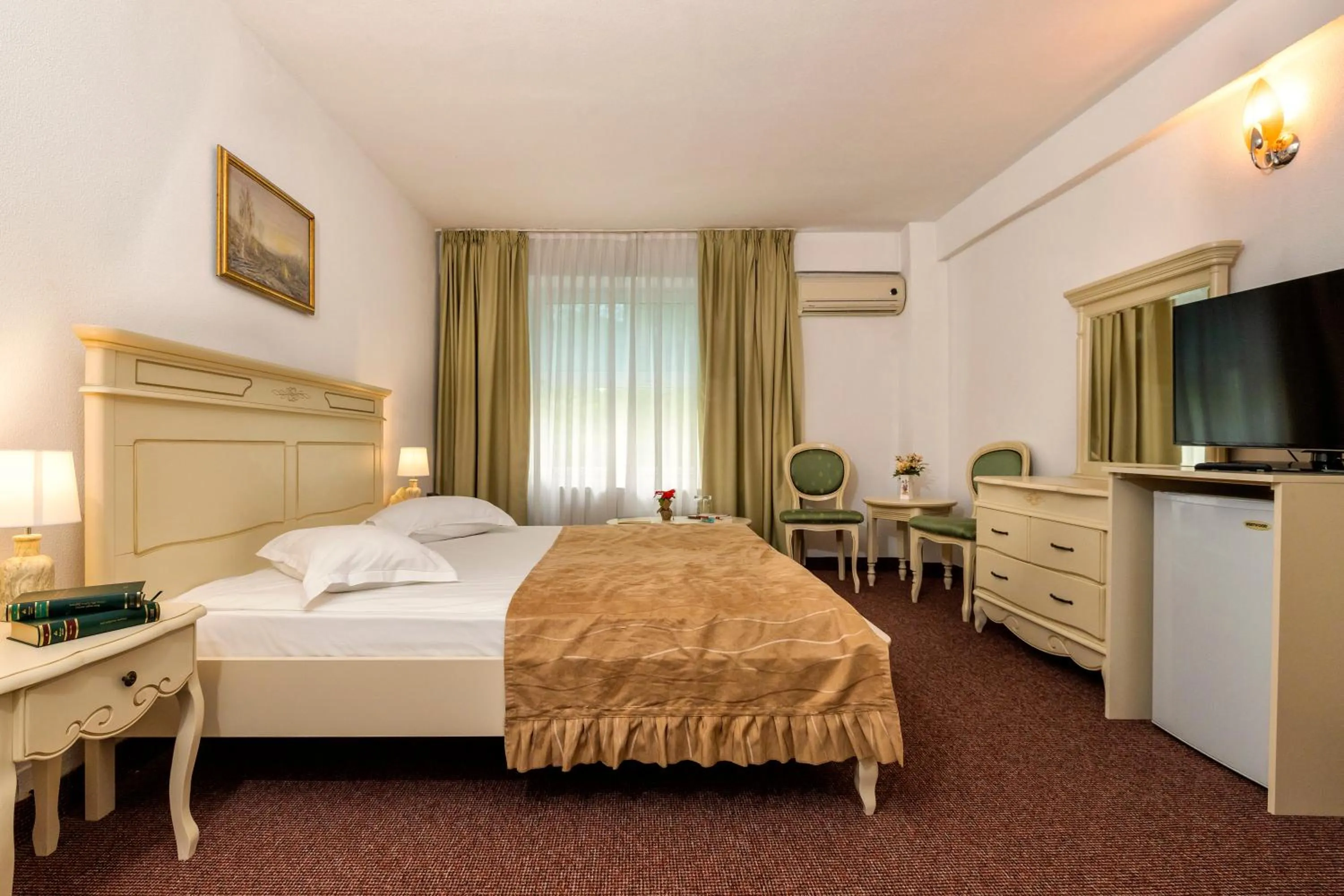 Photo of the whole room, Bed in Hotel Cornul Vanatorului