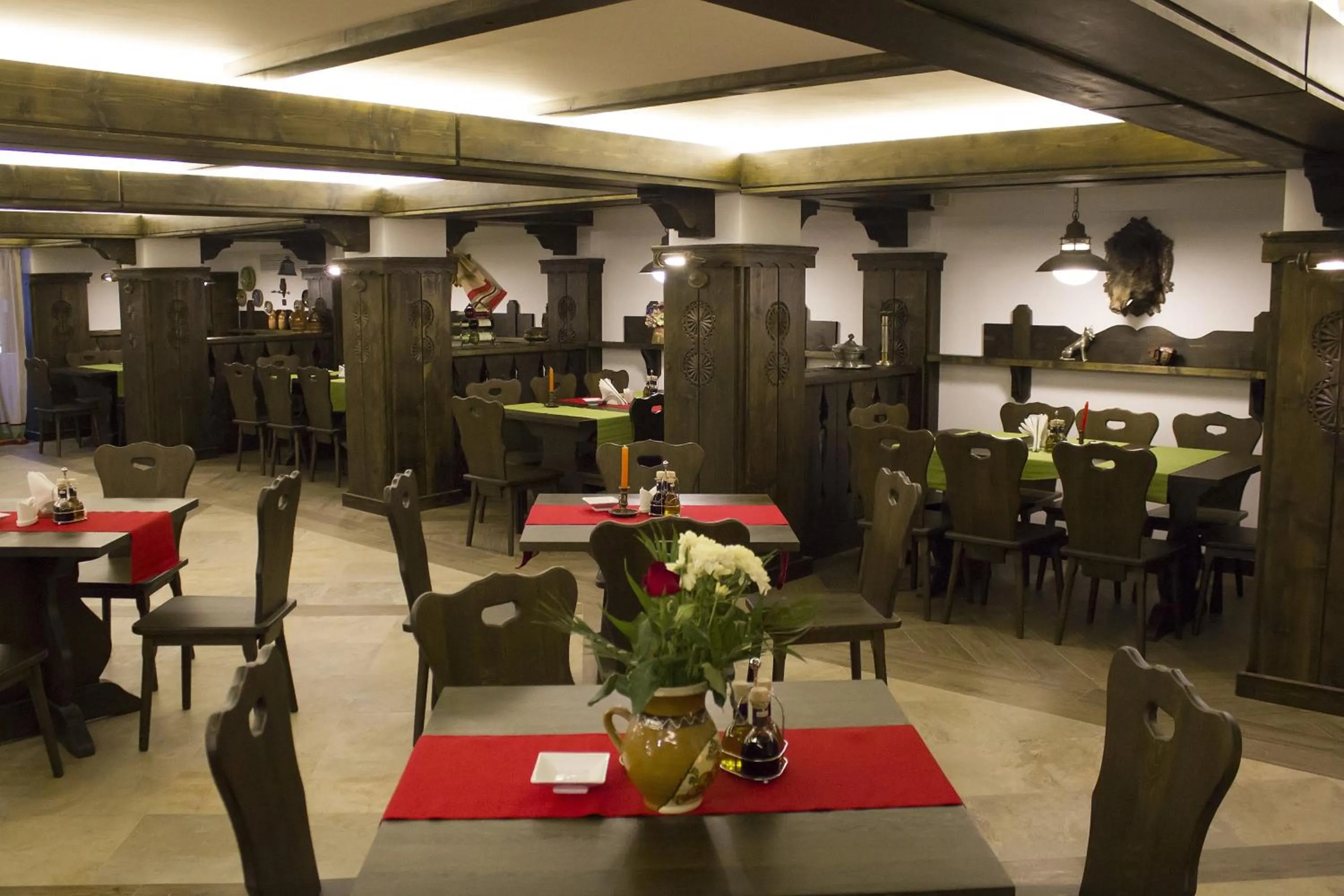Restaurant/places to eat in Hotel Cornul Vanatorului