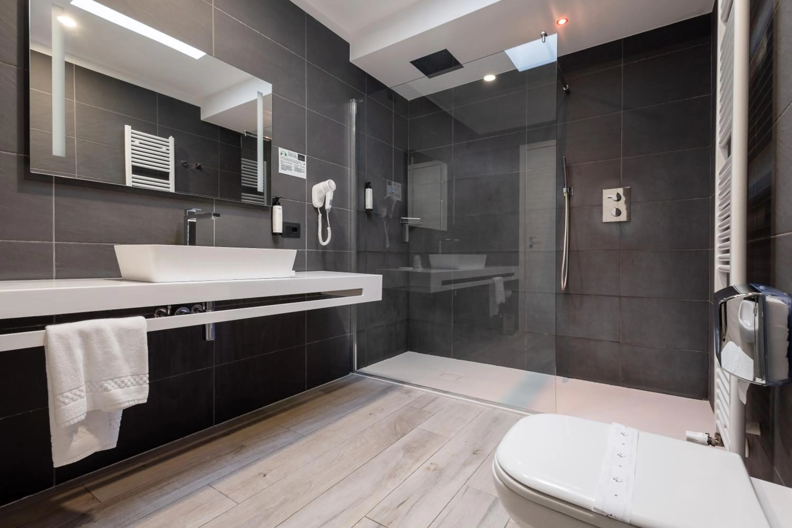 Shower in Aurora ApartHotel