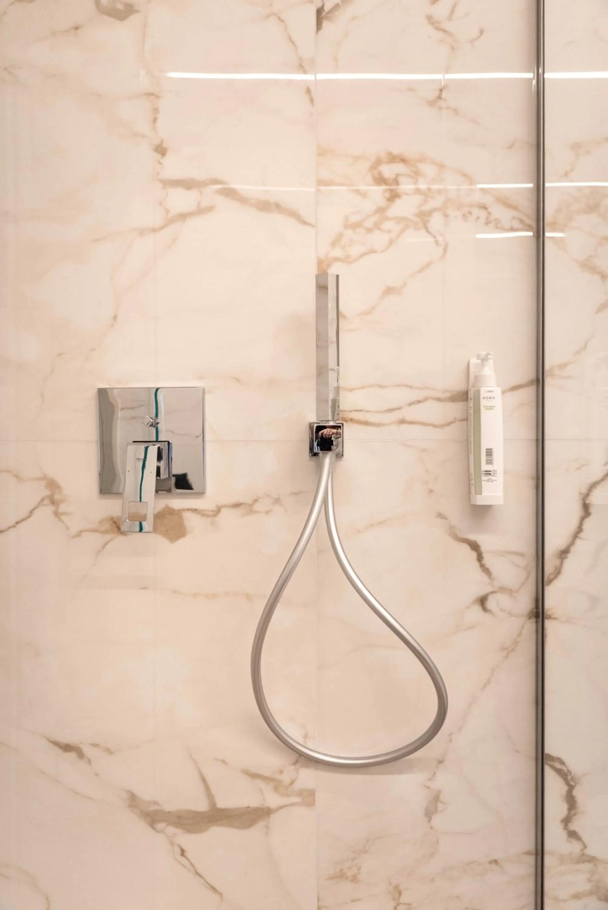 Shower in Aurora ApartHotel