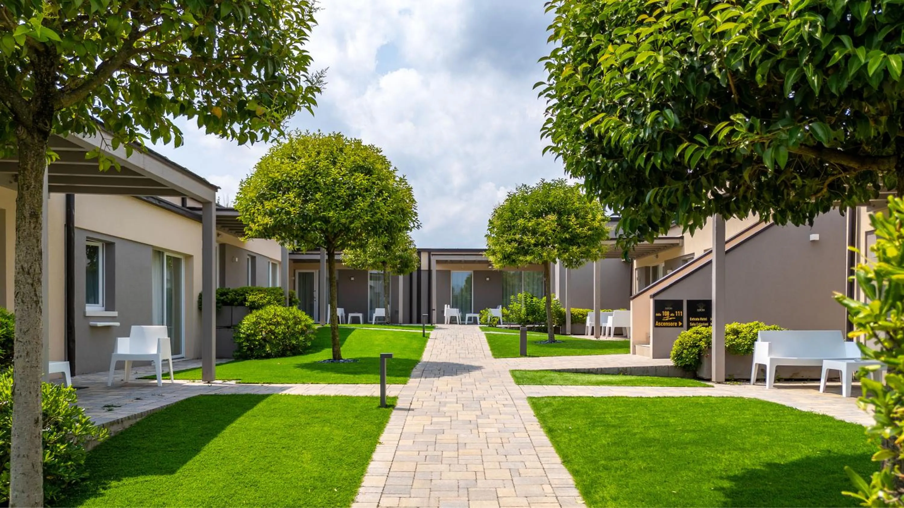 Garden in Aurora ApartHotel