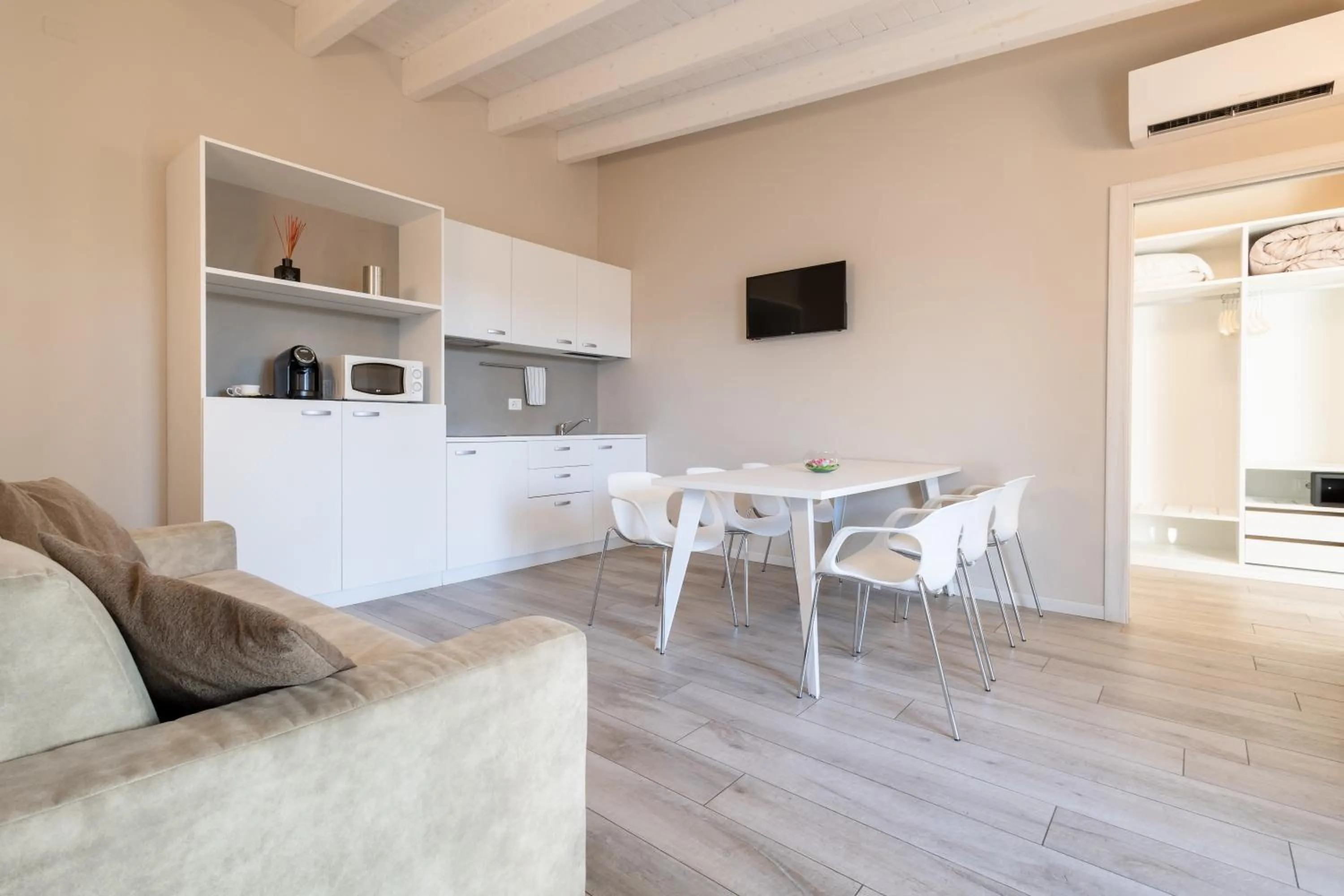 Seating area in Aurora ApartHotel