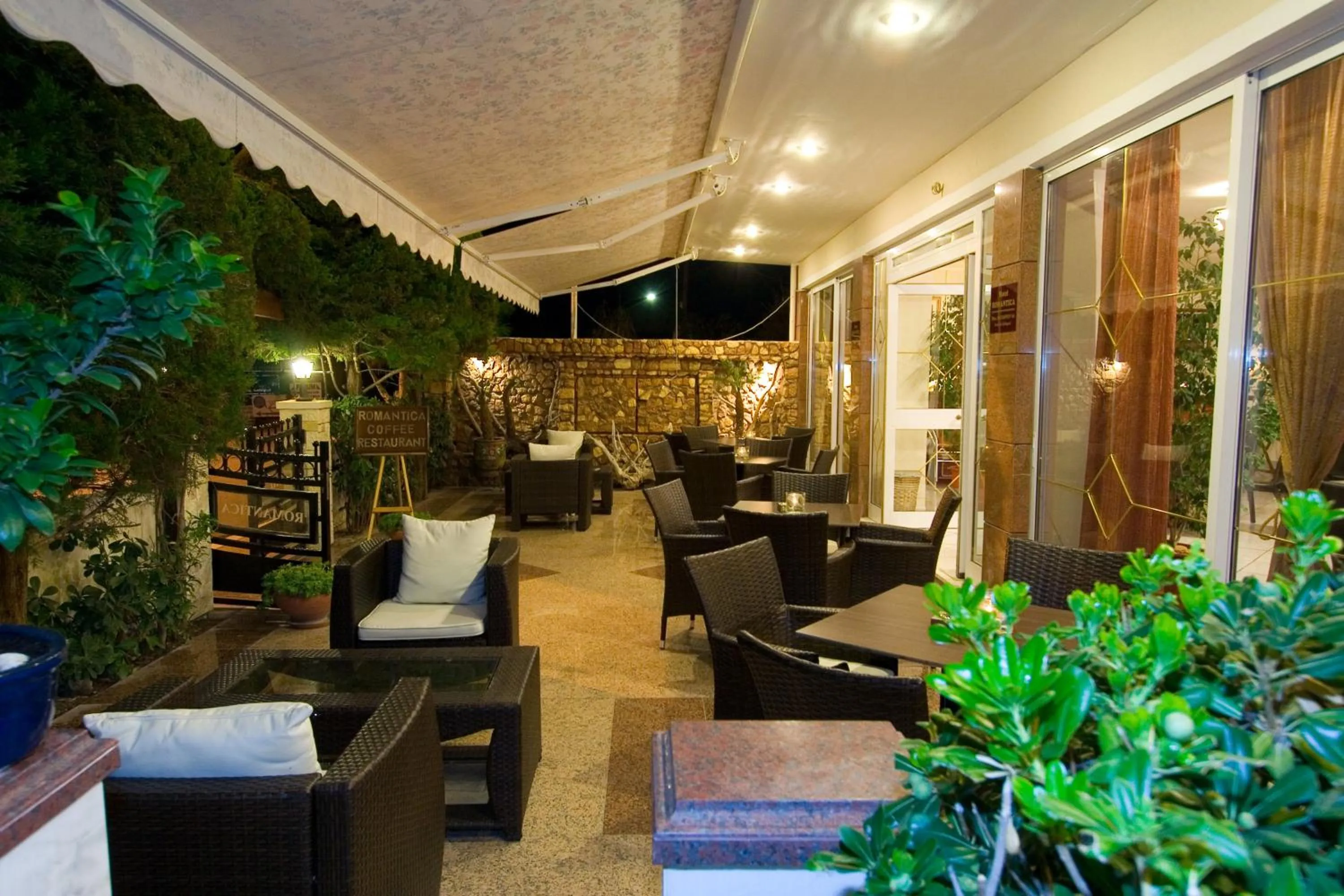 Restaurant/places to eat in Hotel Romantica