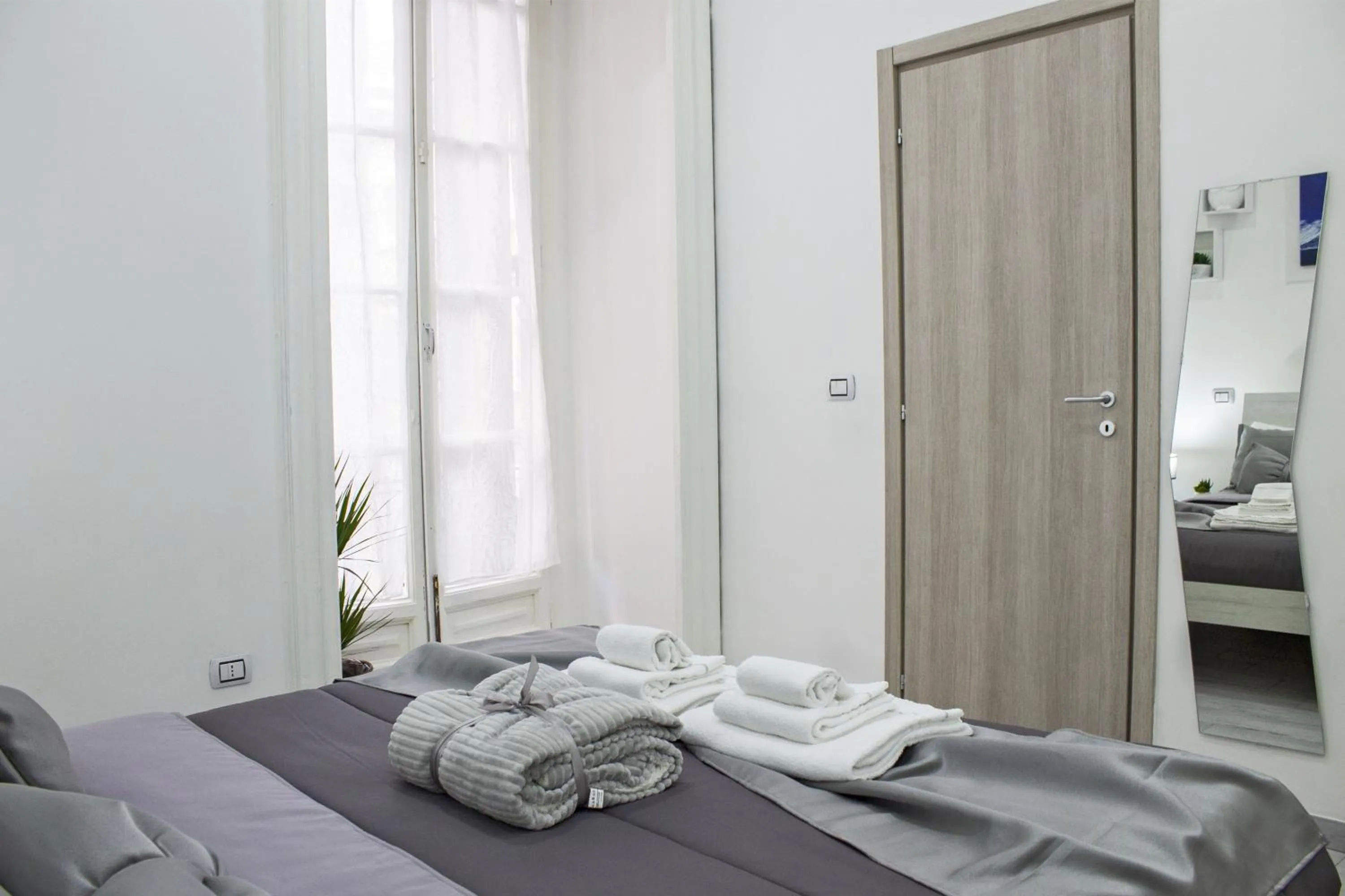 Photo of the whole room, Bed in Amare Napoli