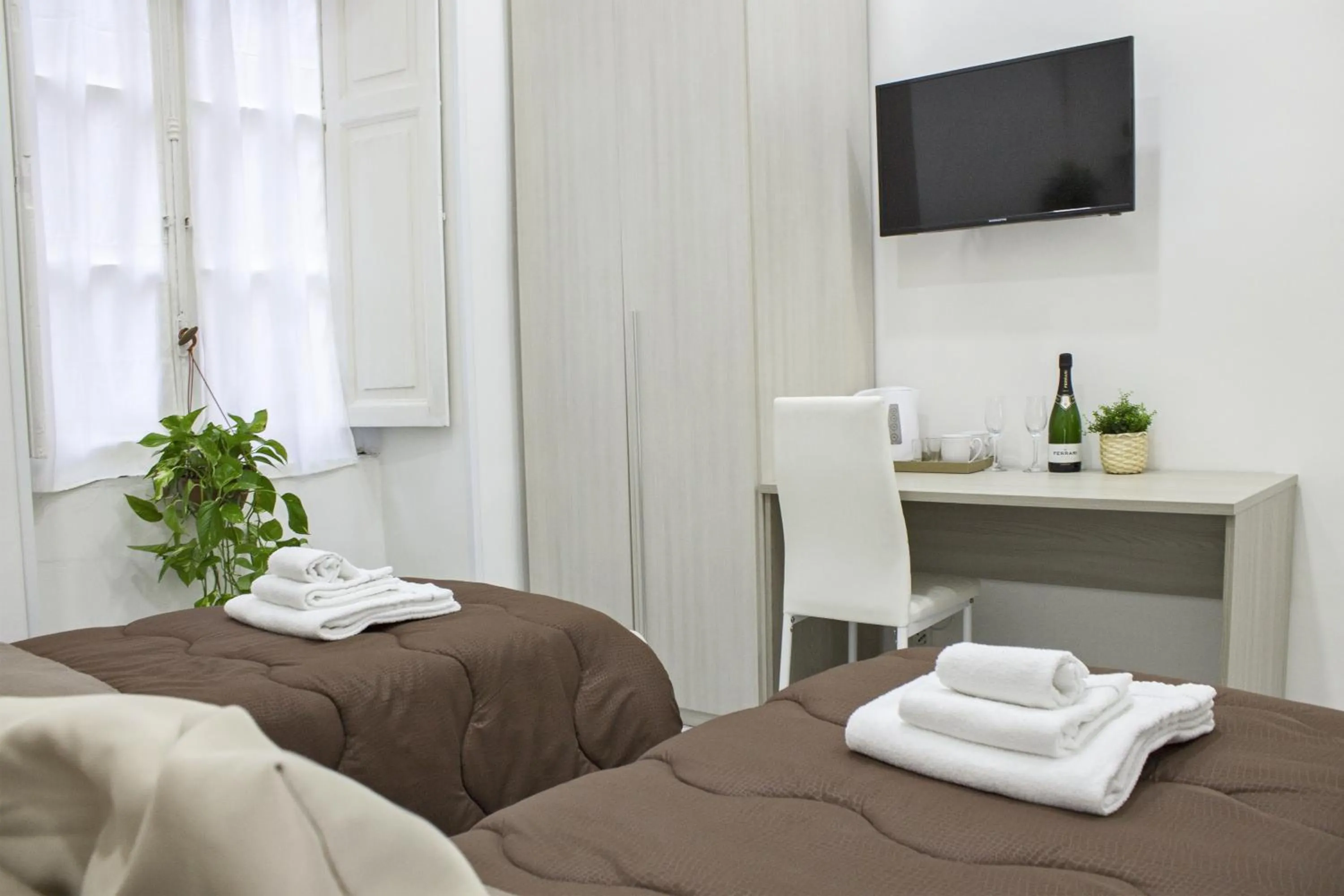 Photo of the whole room, Bed in Amare Napoli