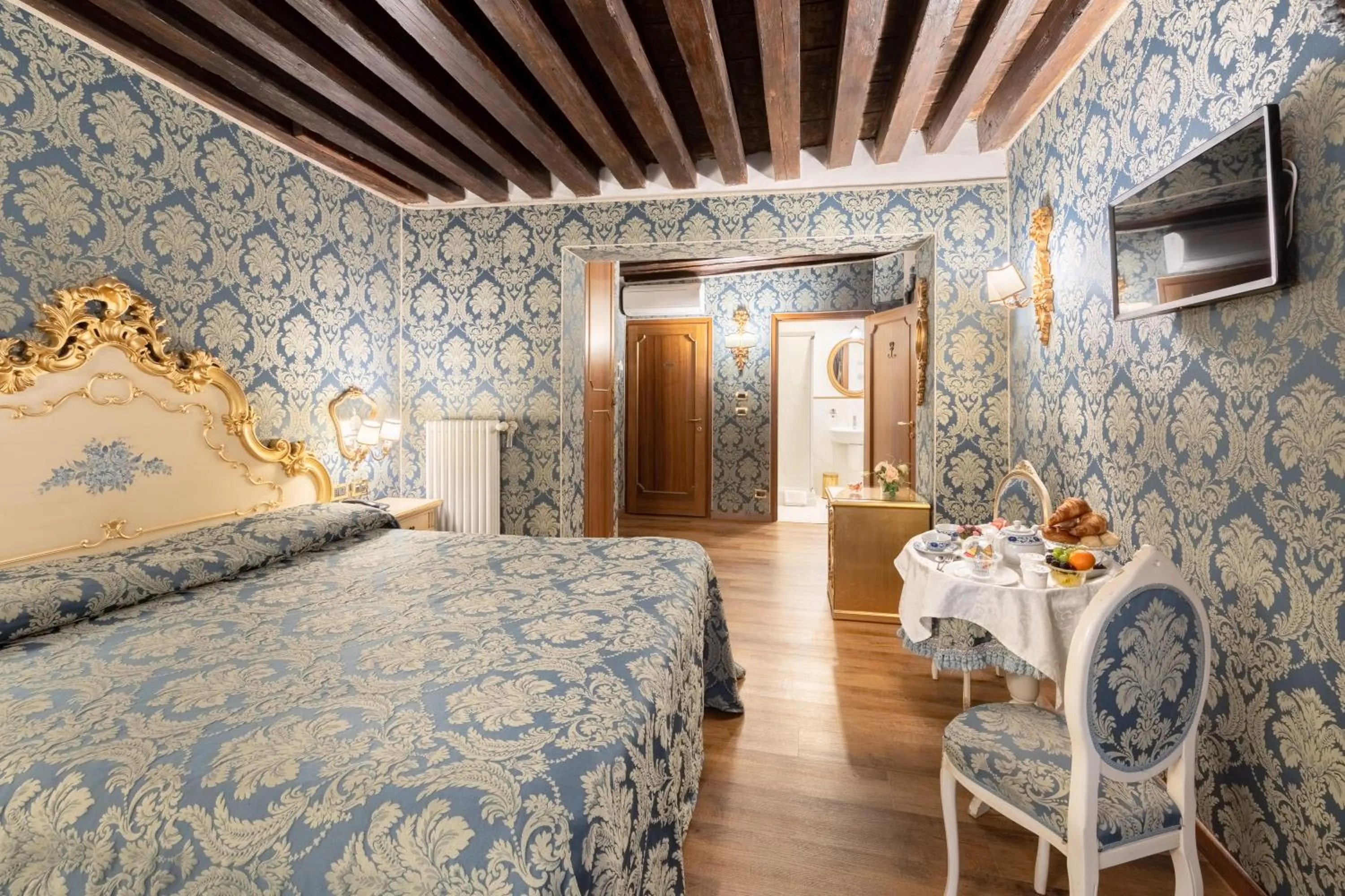Photo of the whole room, Bed in Residenza La Loggia