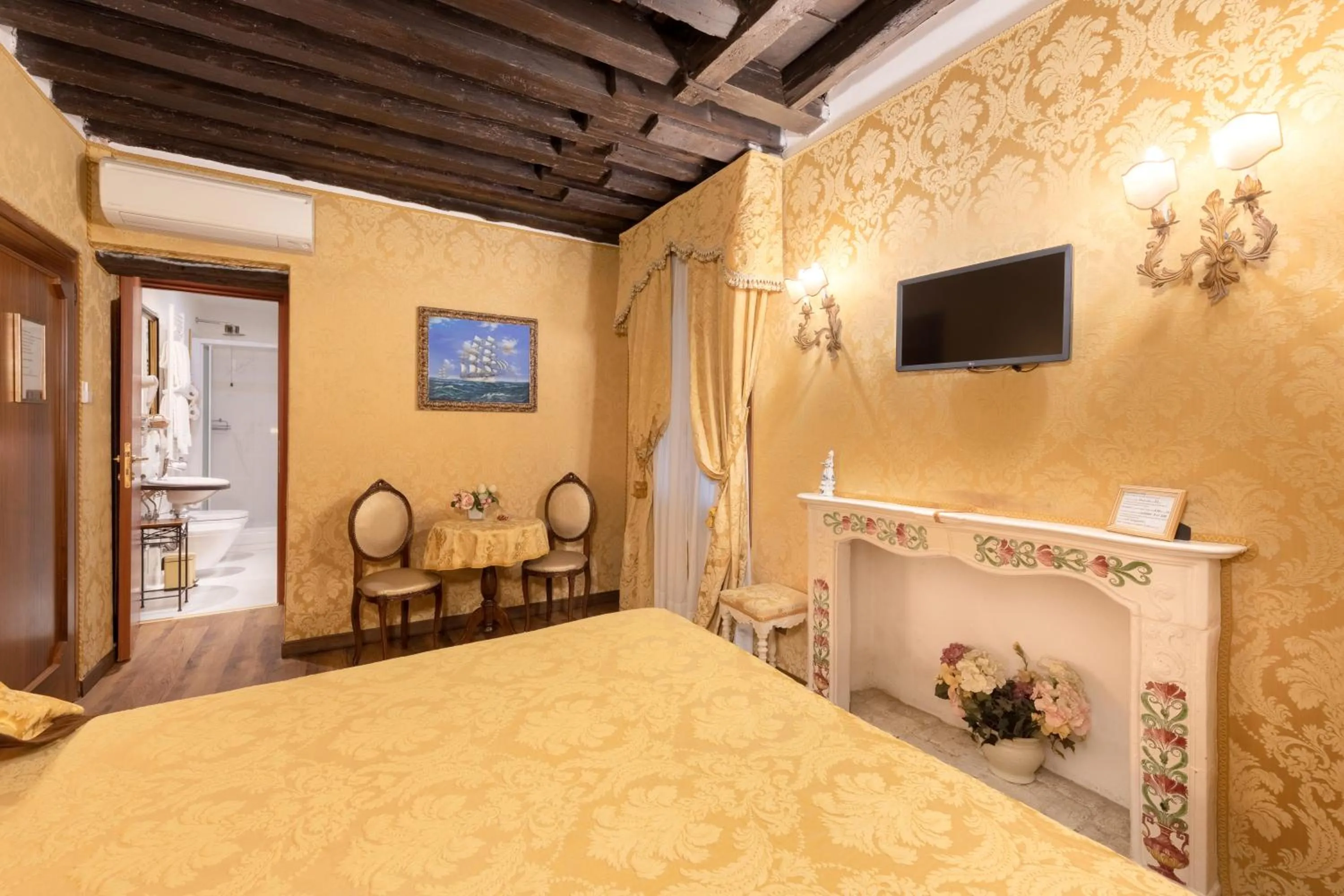 Photo of the whole room, Bed in Residenza La Loggia