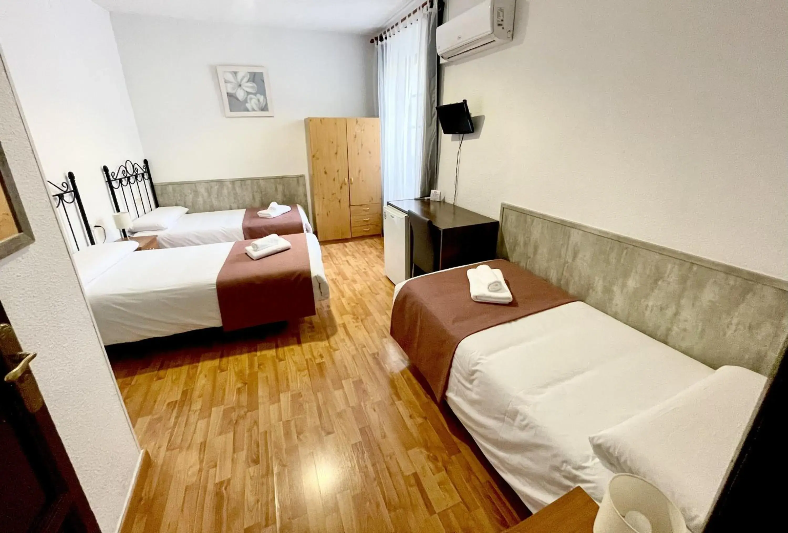 Double Room with Extra Bed in Arteaga Hostal & Baños Arabes Elvira Double Room with Extra Bed in Arteaga Hostal & Baños Arabes Elvira