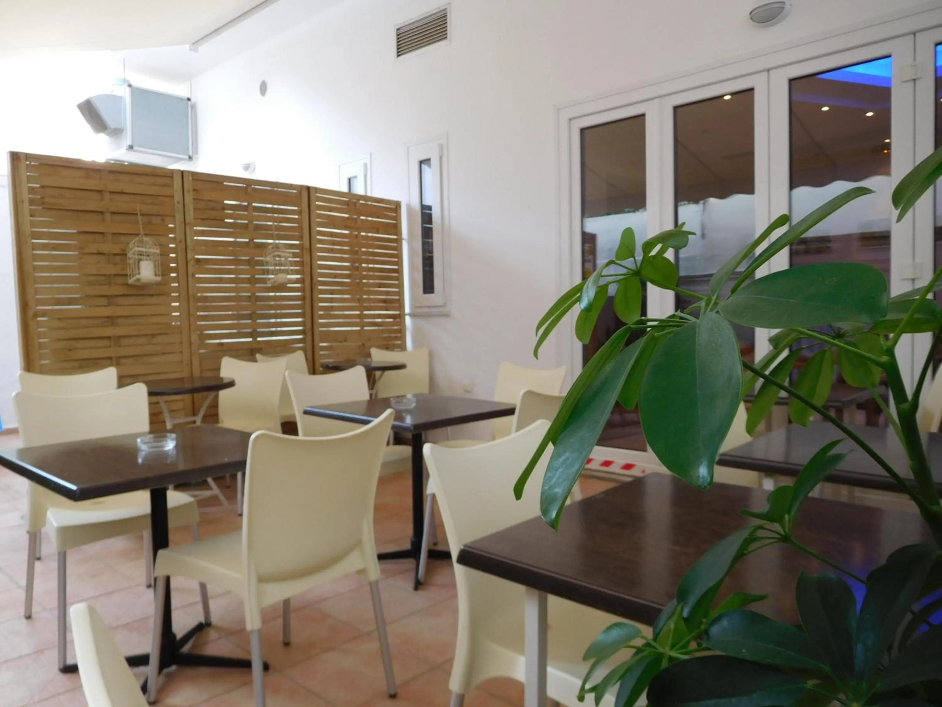 Restaurant/places to eat in Efstratios Hotel