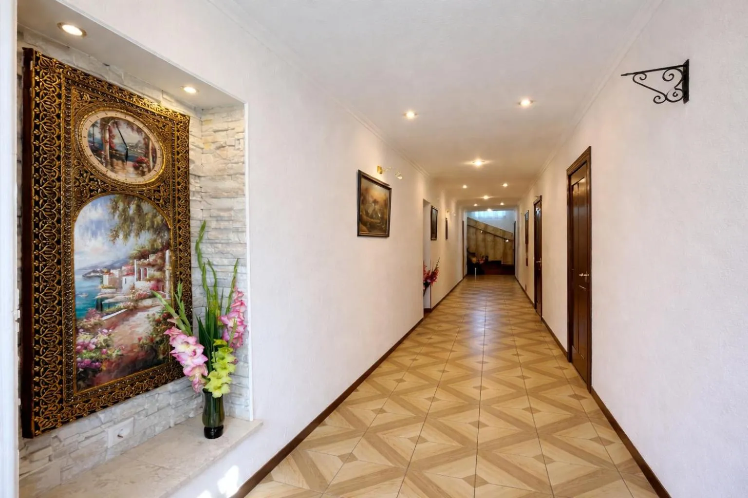 Gusarskiy Hotel and Apartment