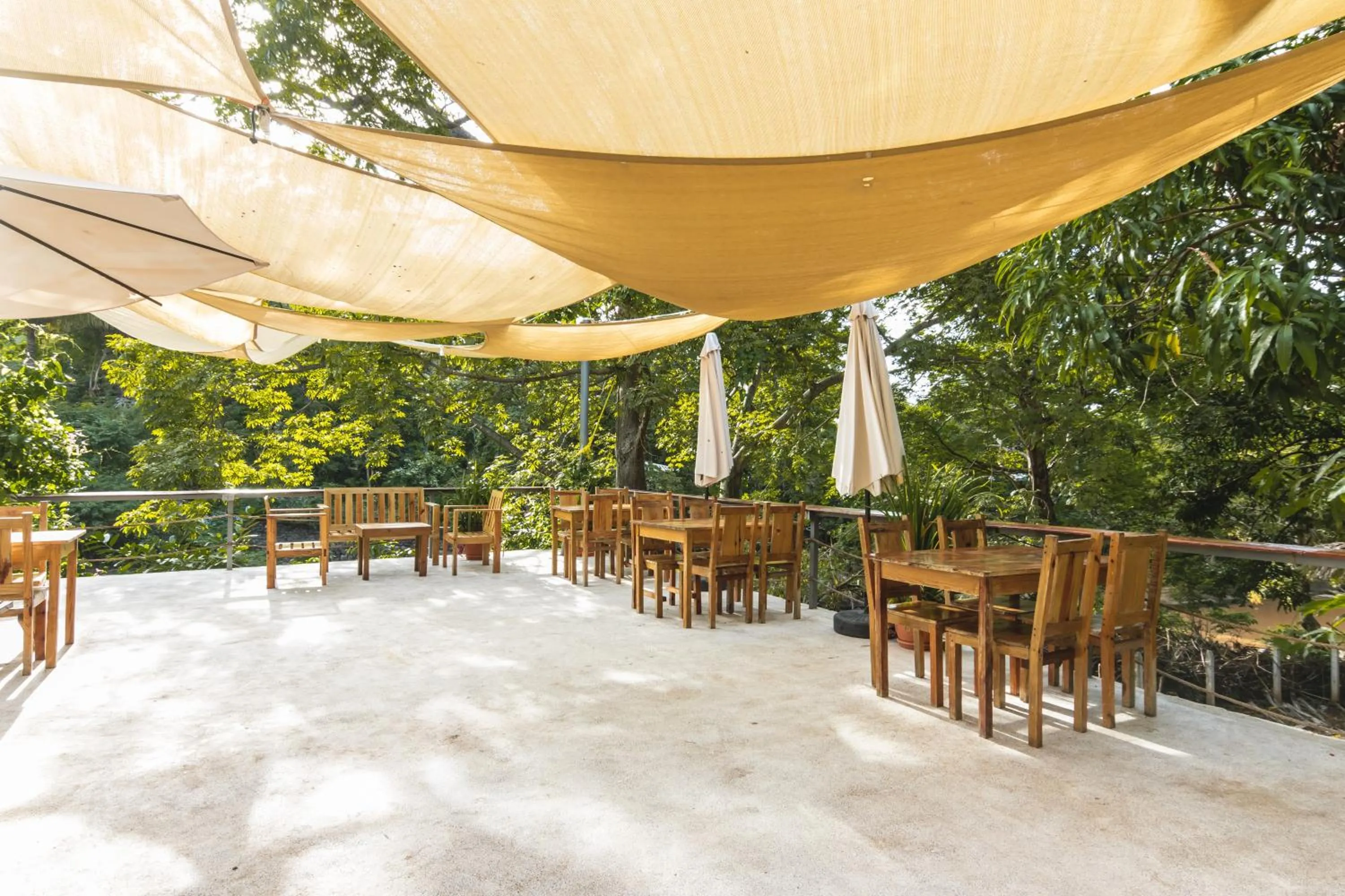 Restaurant/places to eat in Hotel Michanti