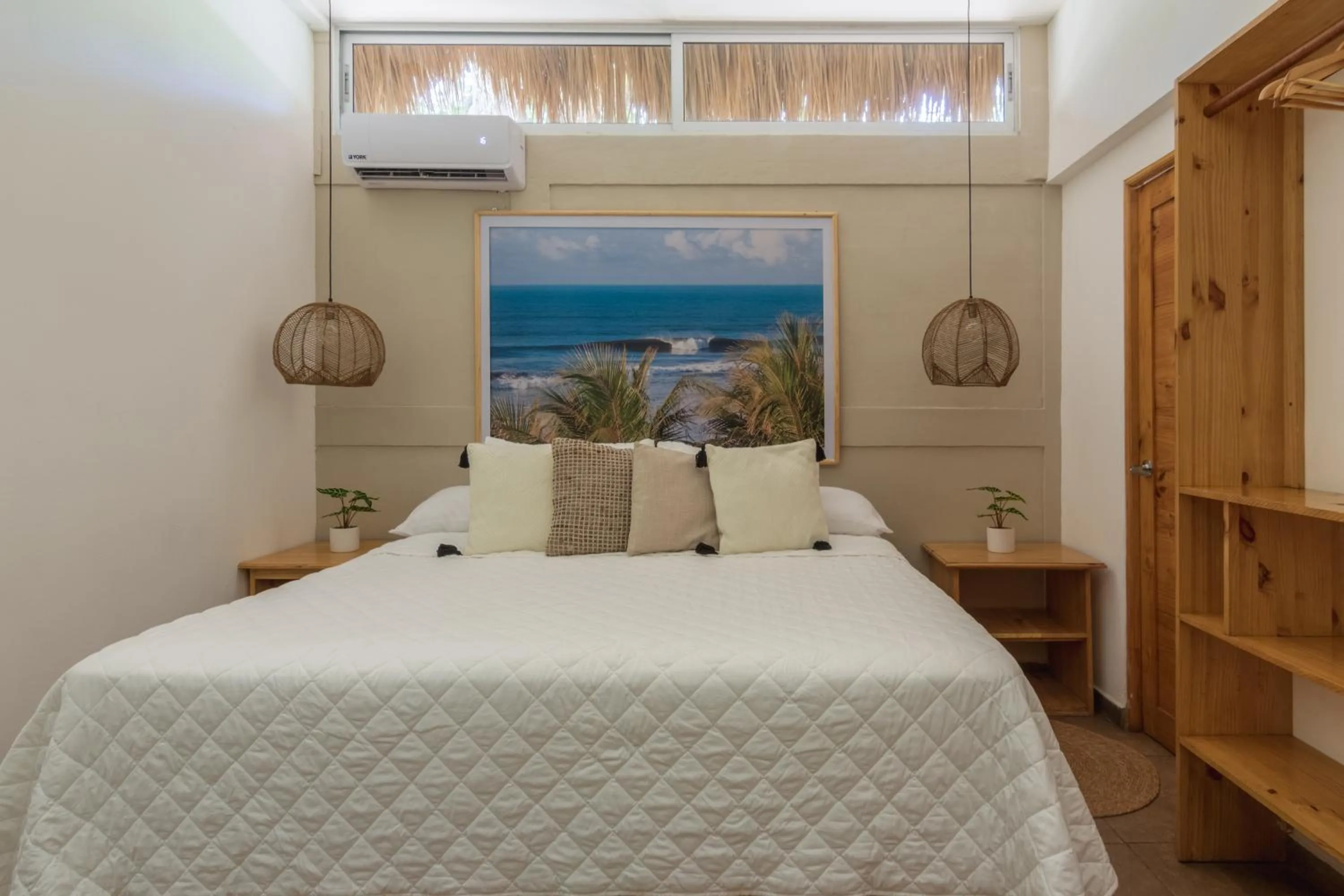 air conditioner, Bed in Hotel Michanti