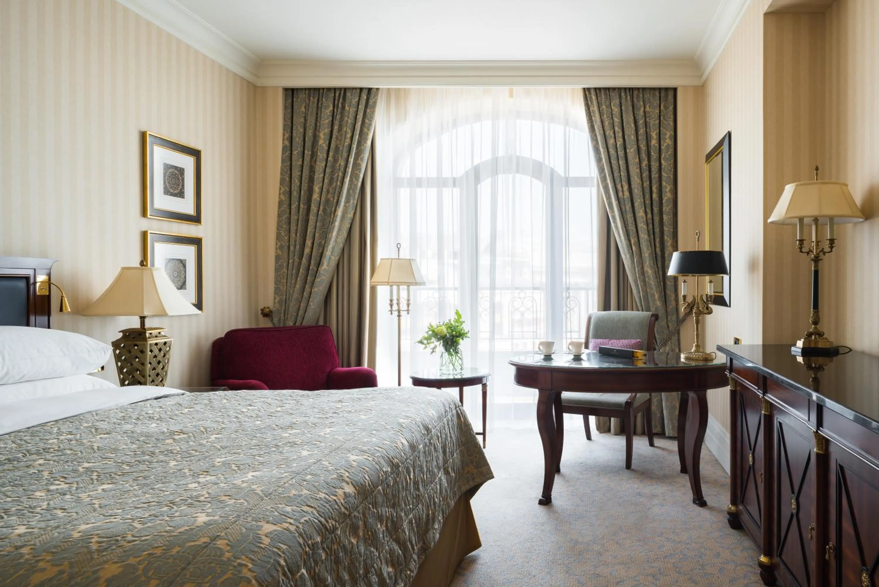 Living room, Bed in InterContinental - Kyiv by IHG