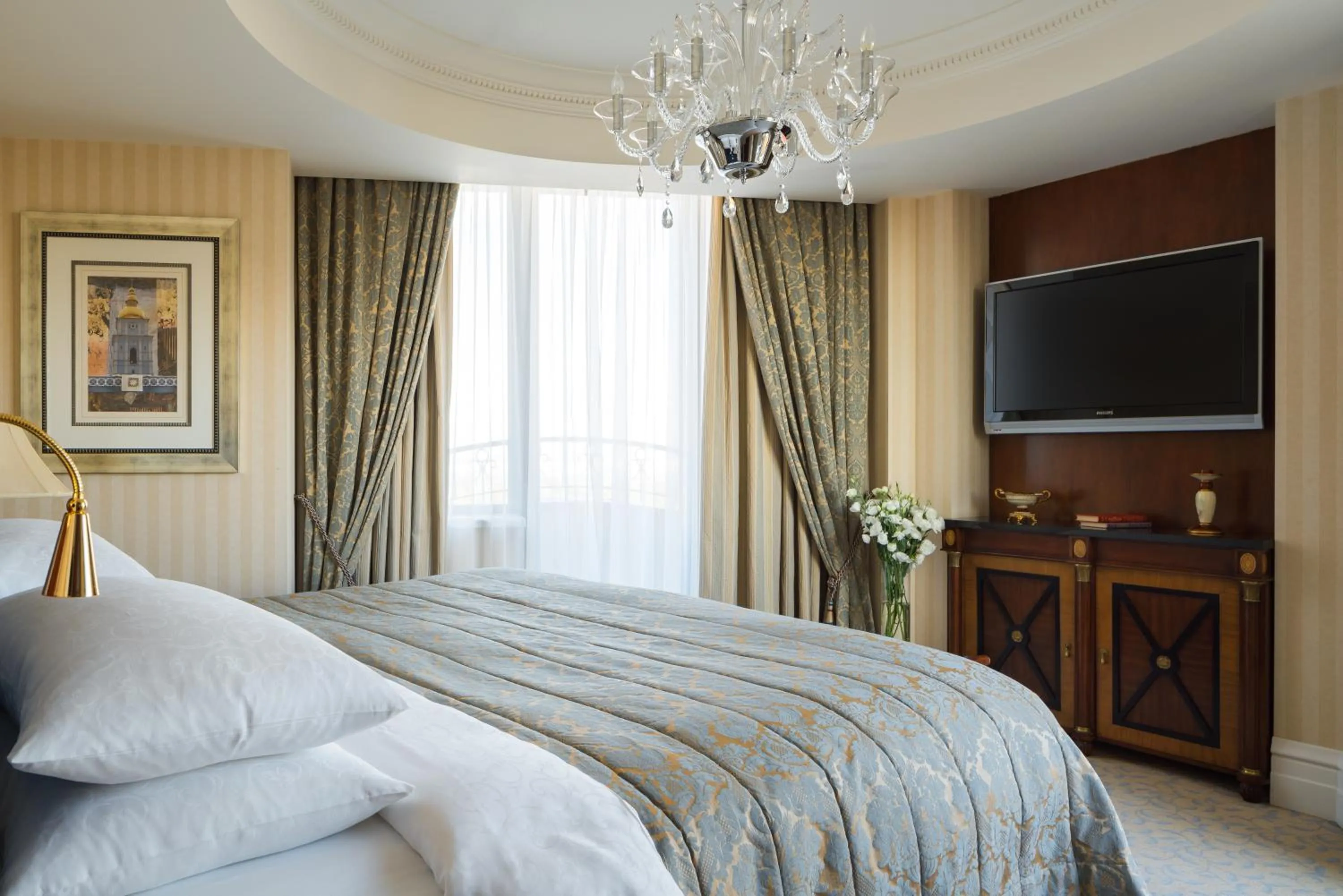 Communal lounge/ TV room, Bed in InterContinental - Kyiv by IHG