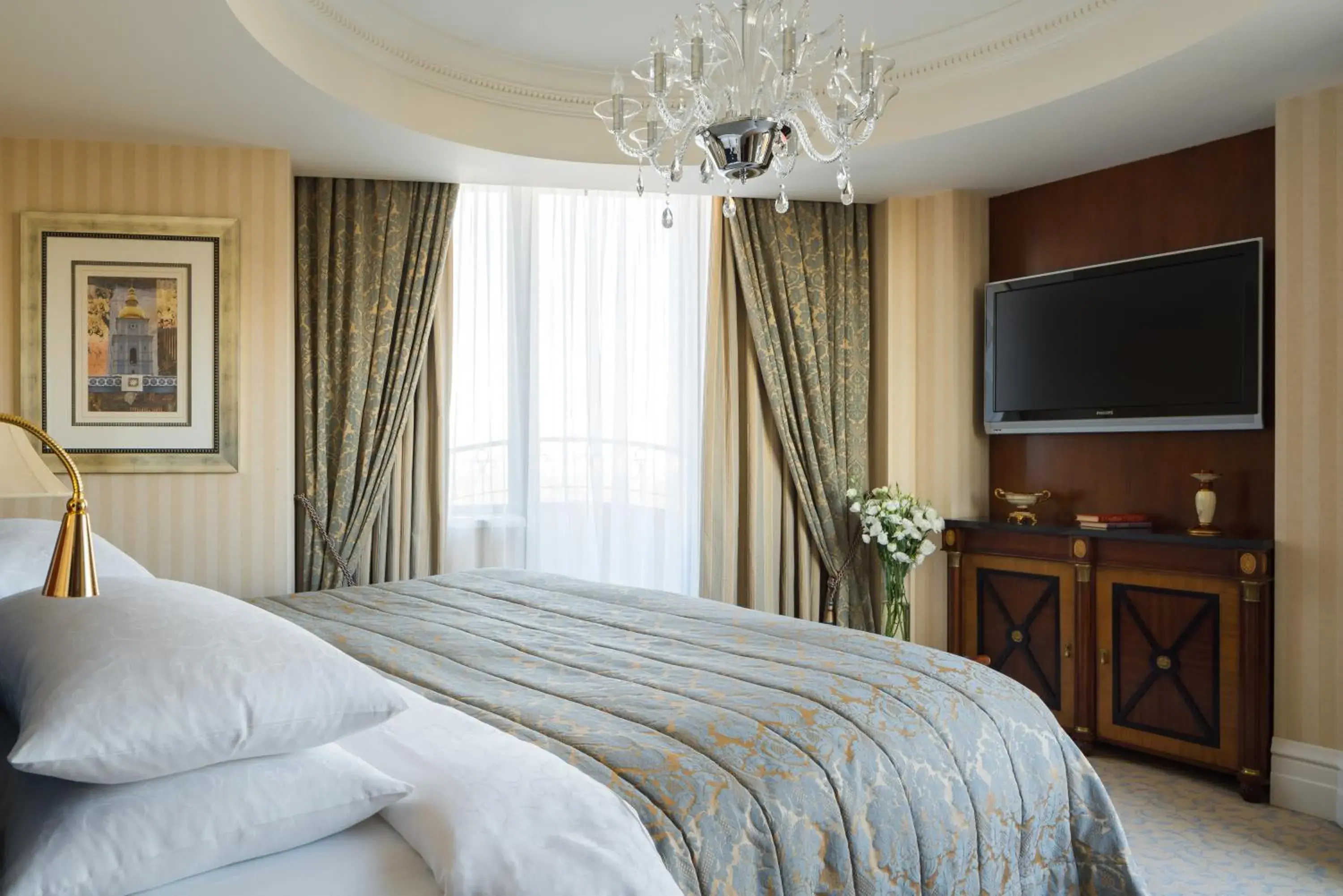 Communal lounge/ TV room, Bed in InterContinental - Kyiv by IHG Communal lounge/ TV room, Bed in InterContinental - Kyiv by IHG