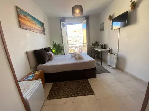 Room with private bathroom and balcony nearby the Mercado Central, center and beach