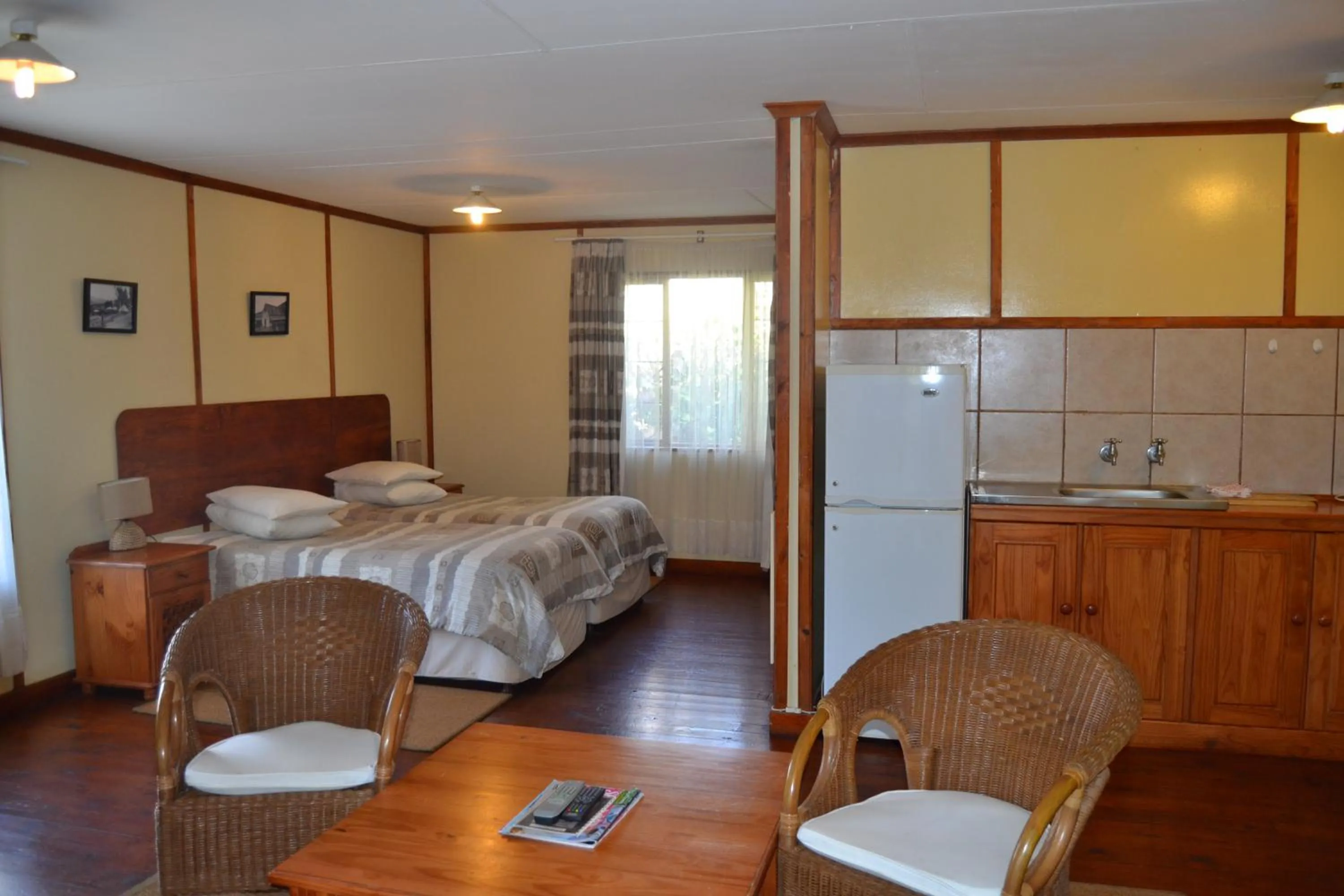 Kitchen or kitchenette, Bed in Log Cabin & Settlers Village