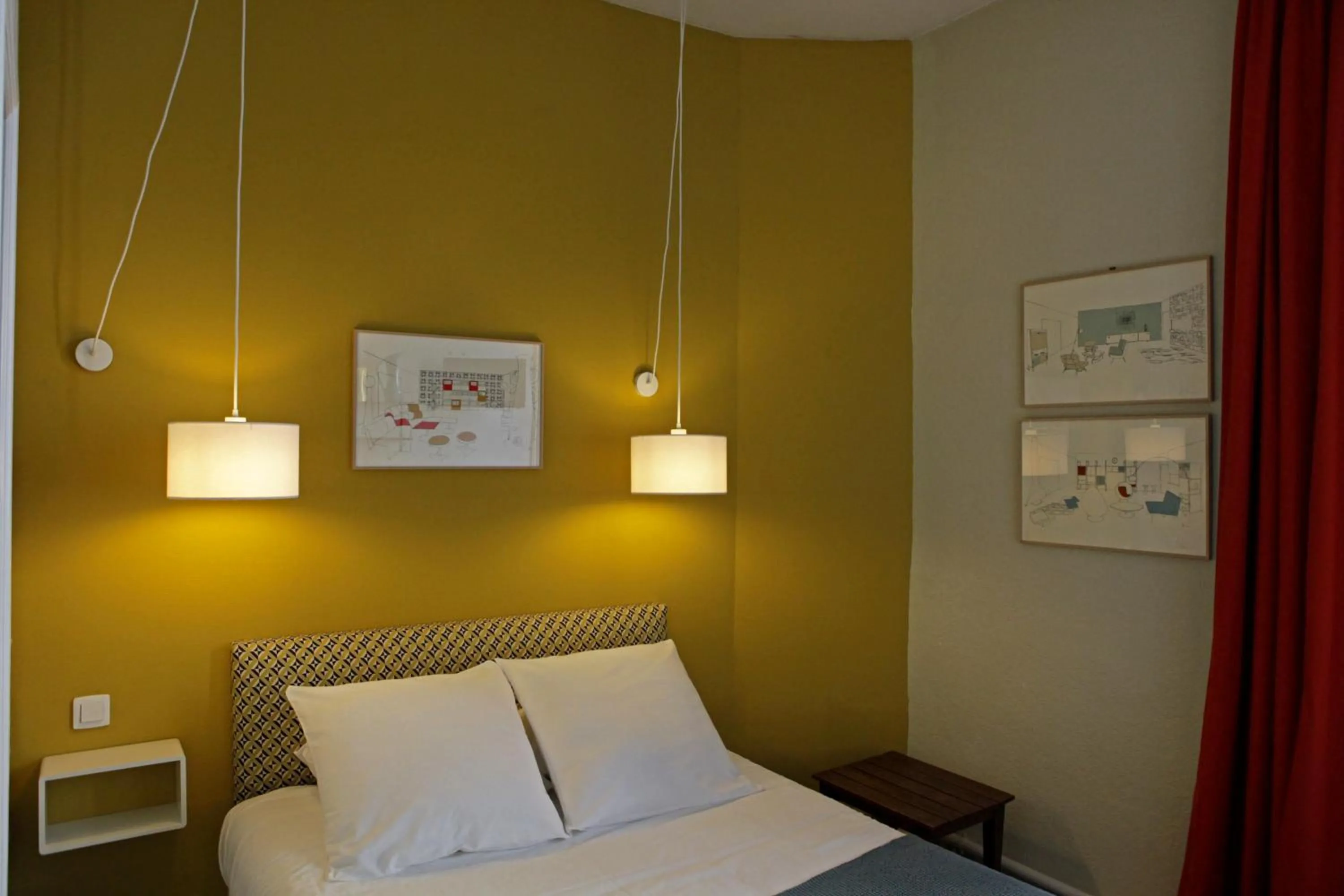 Photo of the whole room, Bed in Hotel Auberge des Remparts